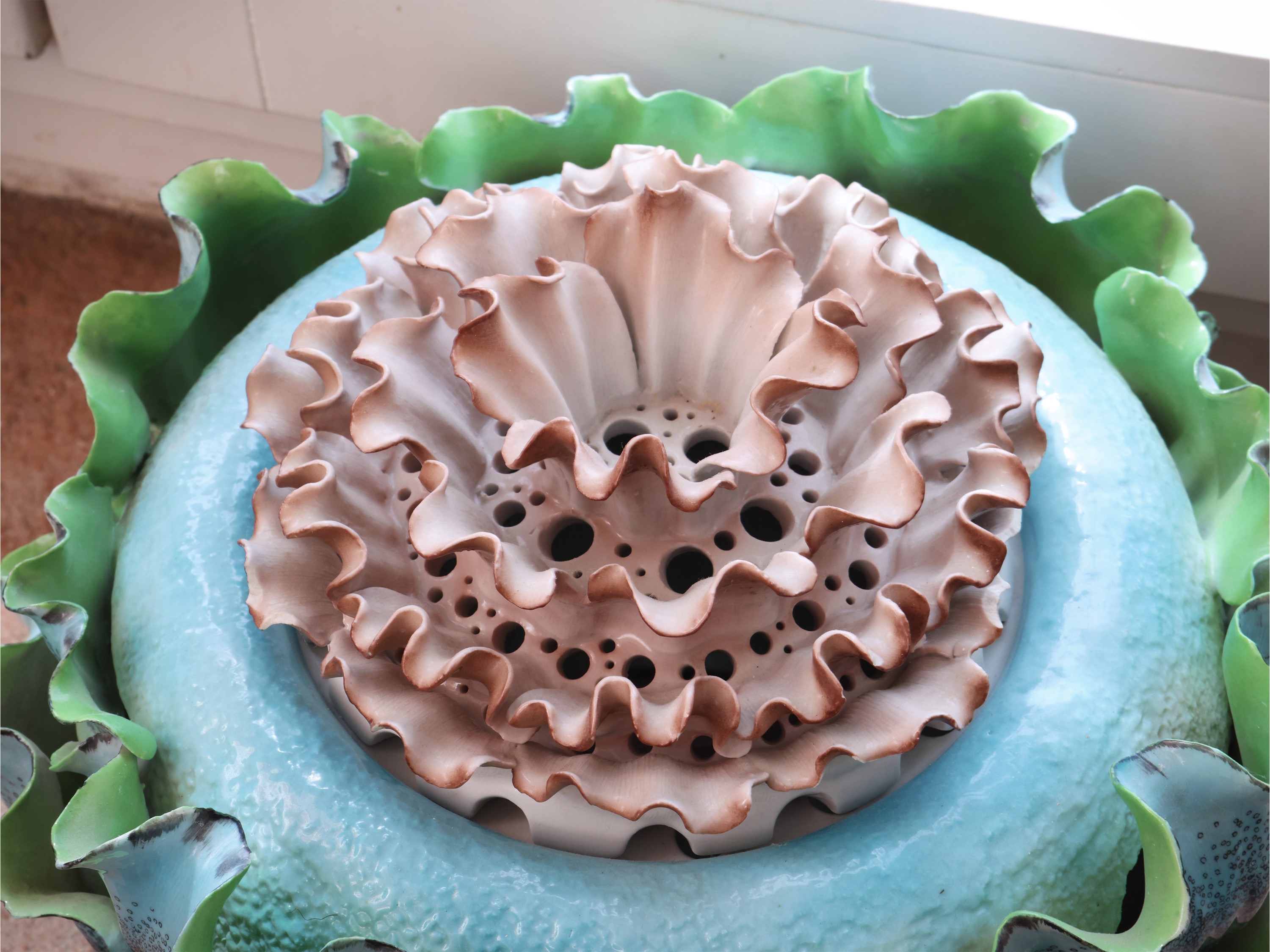 Grande fioriera/porta essenze in ceramica smaltata, a forma di fiore
