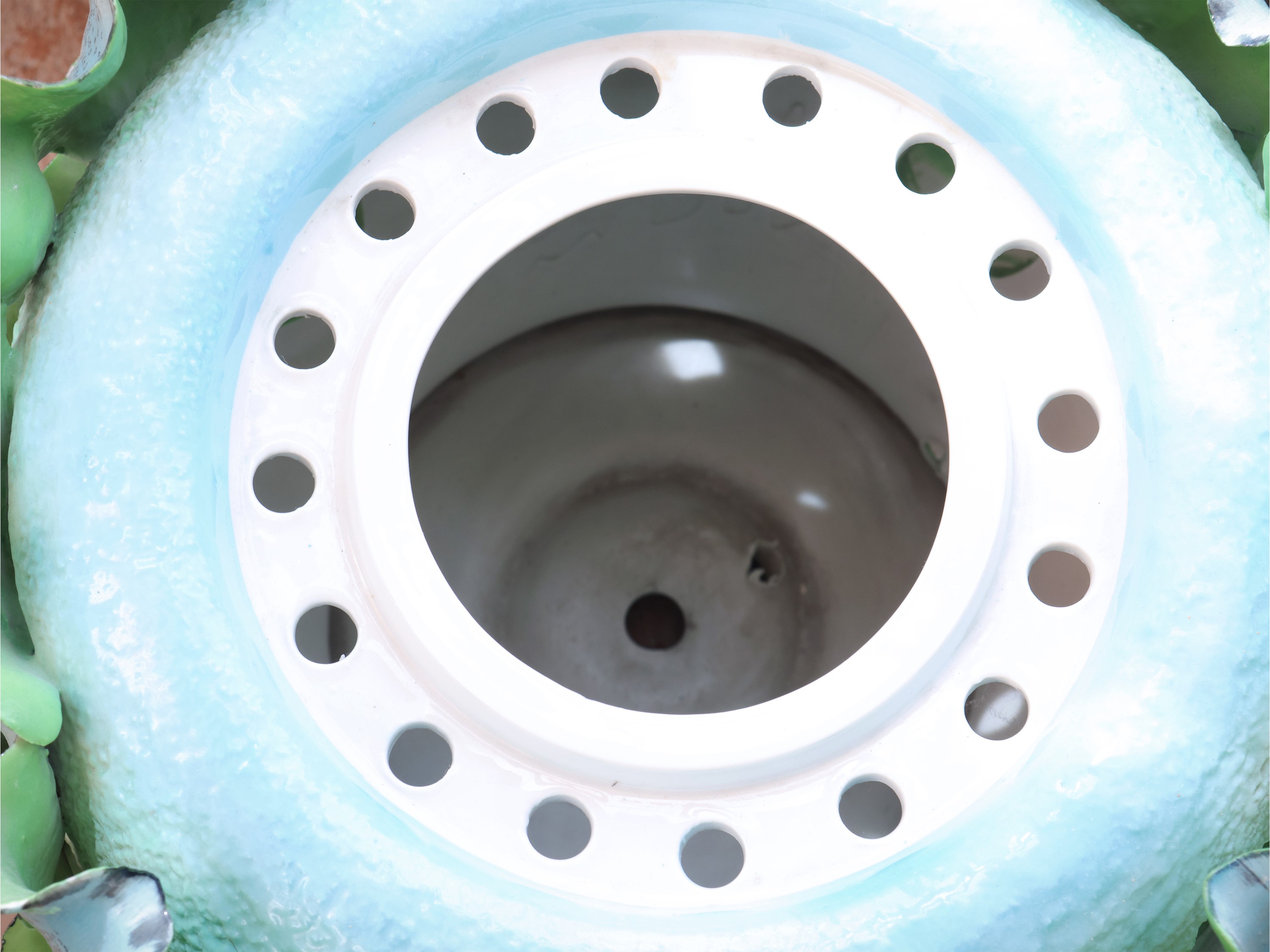 Grande fioriera/porta essenze in ceramica smaltata, a forma di fiore