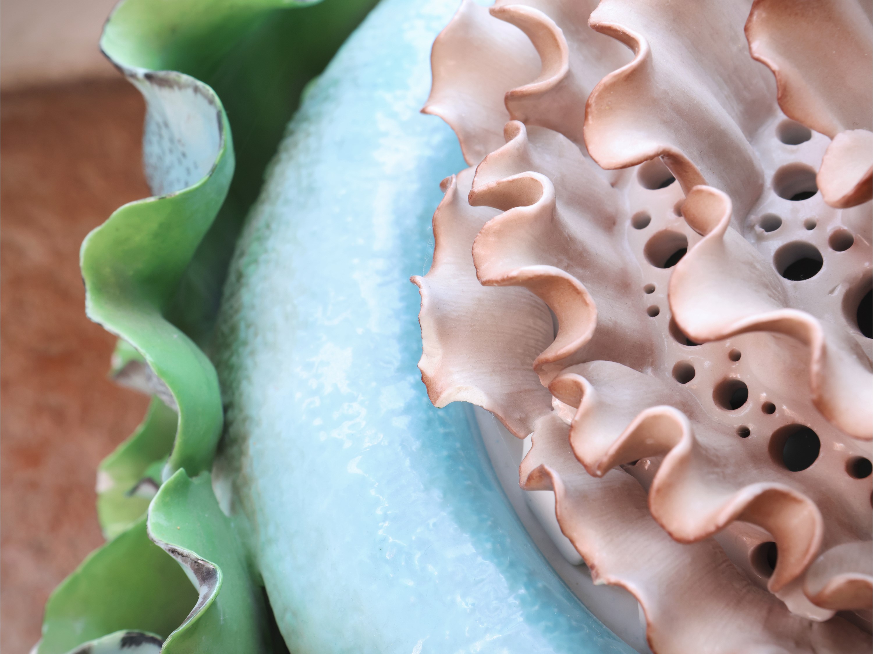 Grande fioriera/porta essenze in ceramica smaltata, a forma di fiore