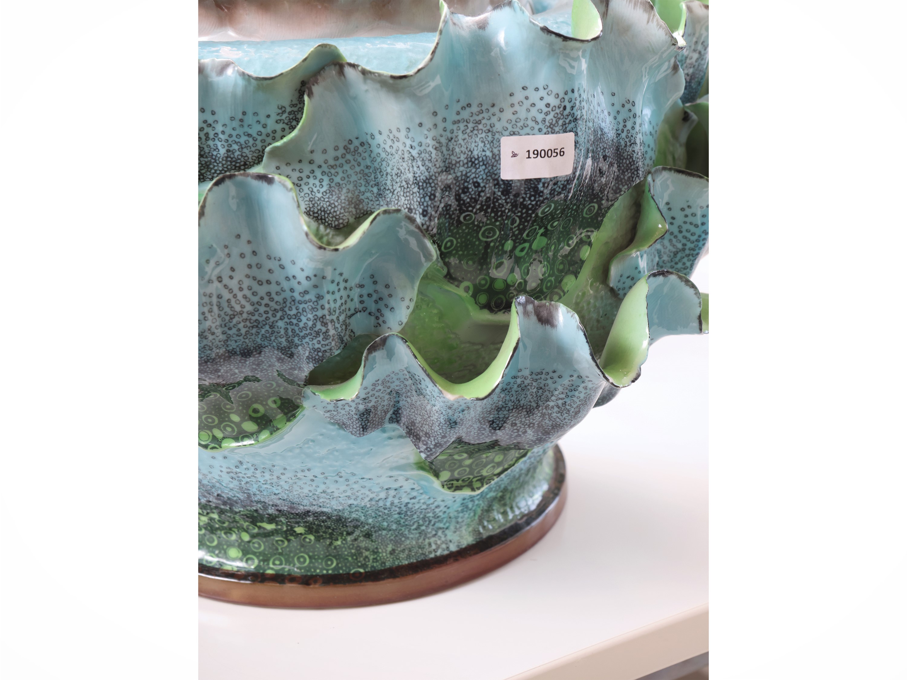 Grande fioriera/porta essenze in ceramica smaltata, a forma di fiore