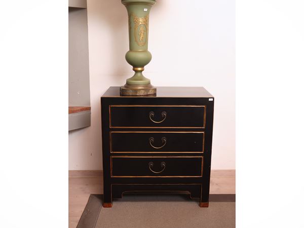 Cassettiera in legno laccato nero