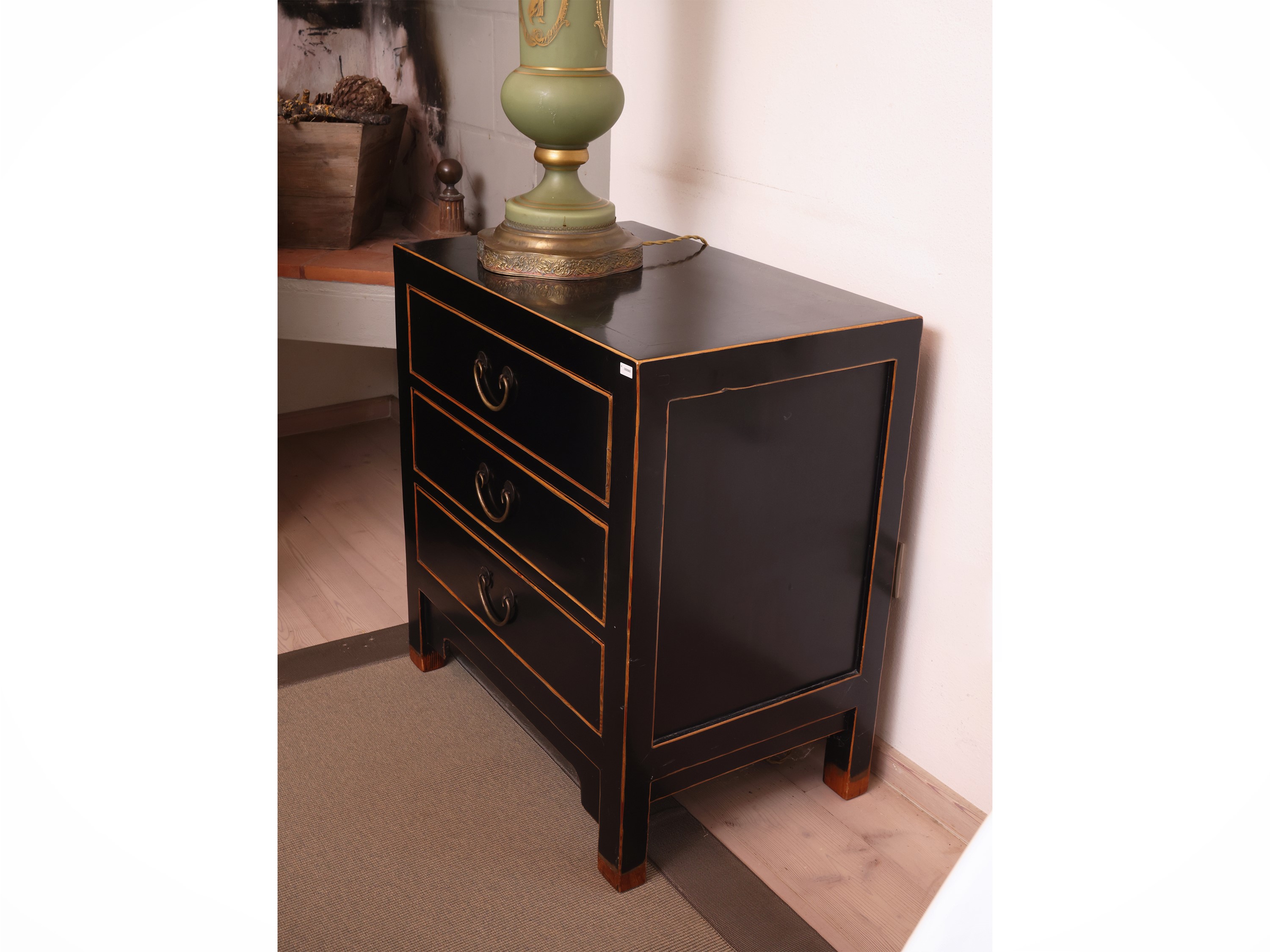 Cassettiera in legno laccato nero, profili lumeggiati in oro, tre cassetti