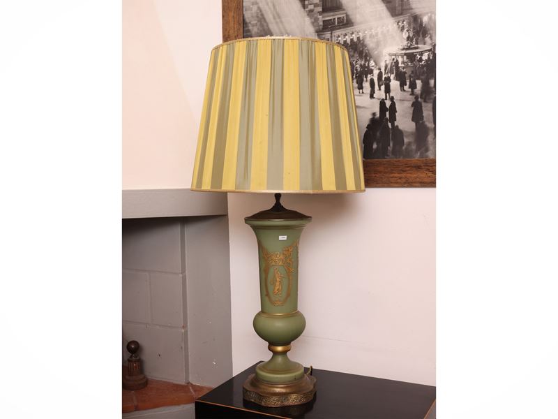 Grande lume da tavolo in vetro opalino verde, con vaso decorato in stile neoclassico e paralume i...