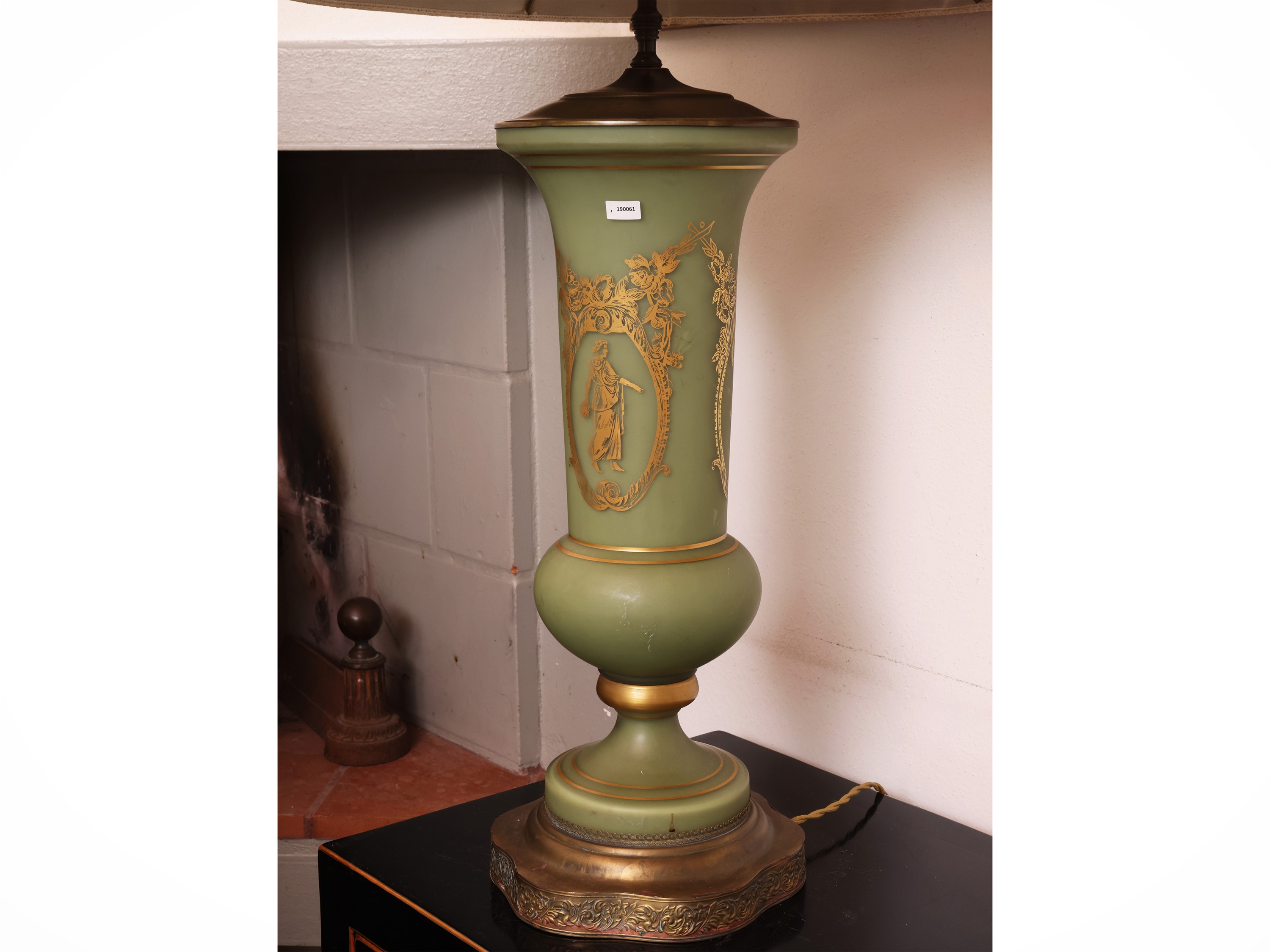Grande lume da tavolo in vetro opalino verde, con vaso decorato in stile neoclassico e paralume i...