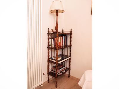 Etagère-libreria in mogano, quattro ripiani sagomati, XIX secolo