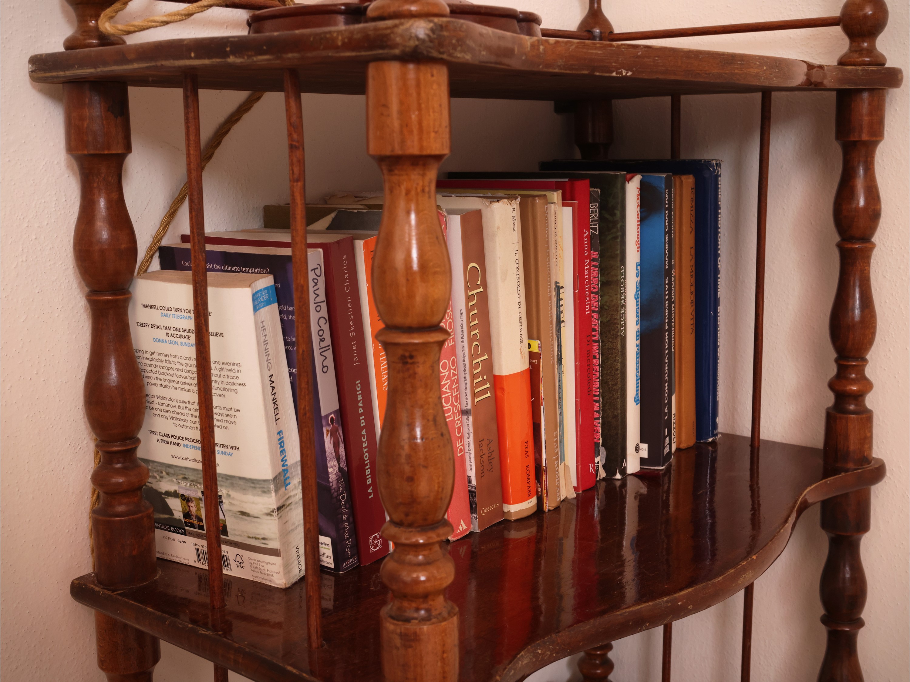 Etagère-libreria in mogano, quattro ripiani sagomati, XIX secolo