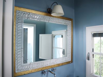 Specchio con cornice in ceramica e legno, profilo esterno in legno dipinto oro e mosaico interno ...