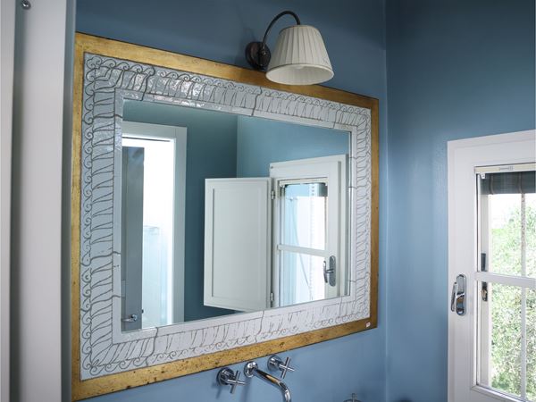 Specchio con cornice in ceramica e legno