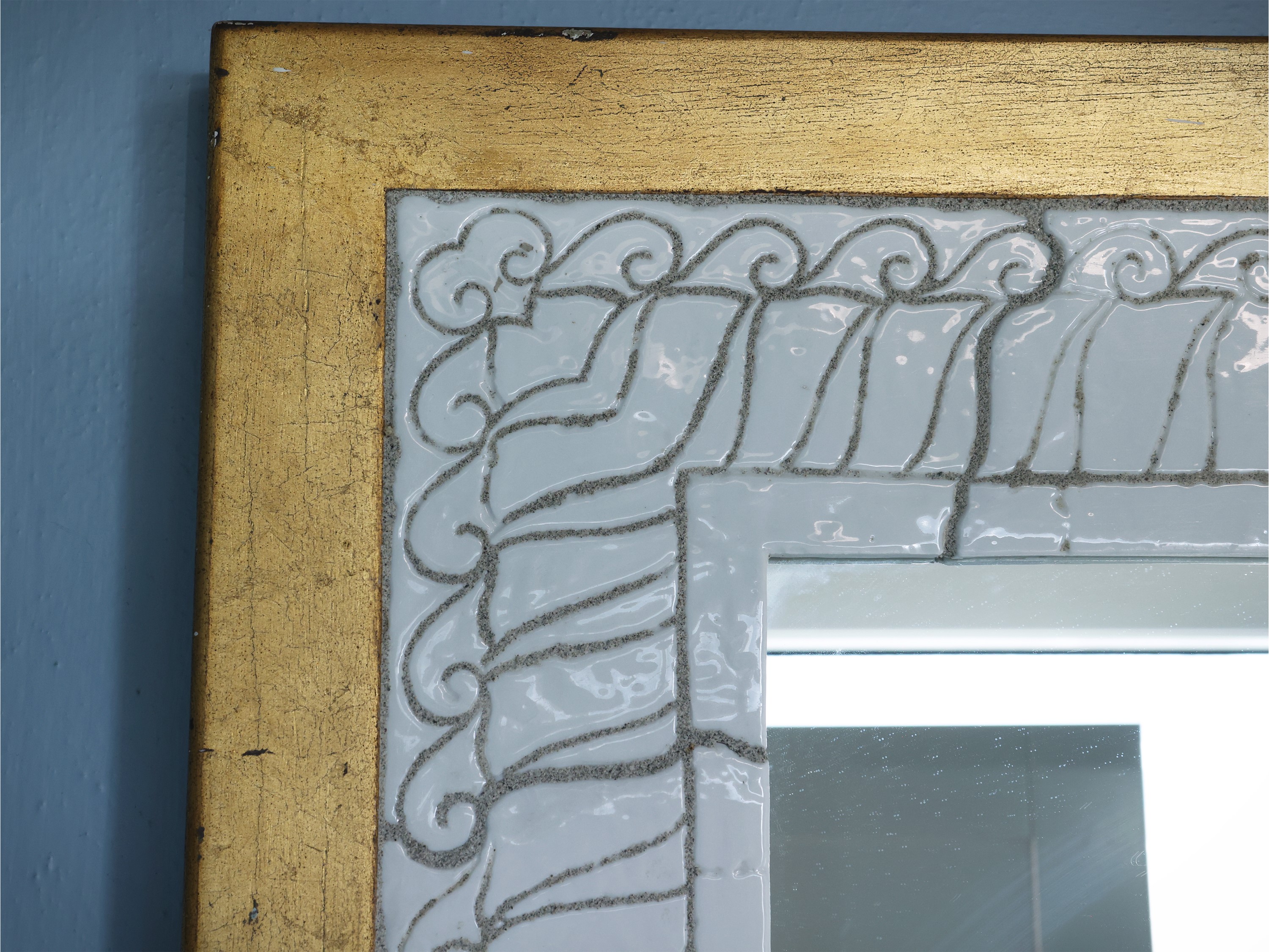 Specchio con cornice in ceramica e legno, profilo esterno in legno dipinto oro e mosaico interno ...