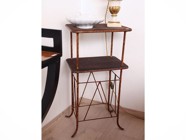 Coppia di comodini etagere in metallo dipinto ad imitazione del legno