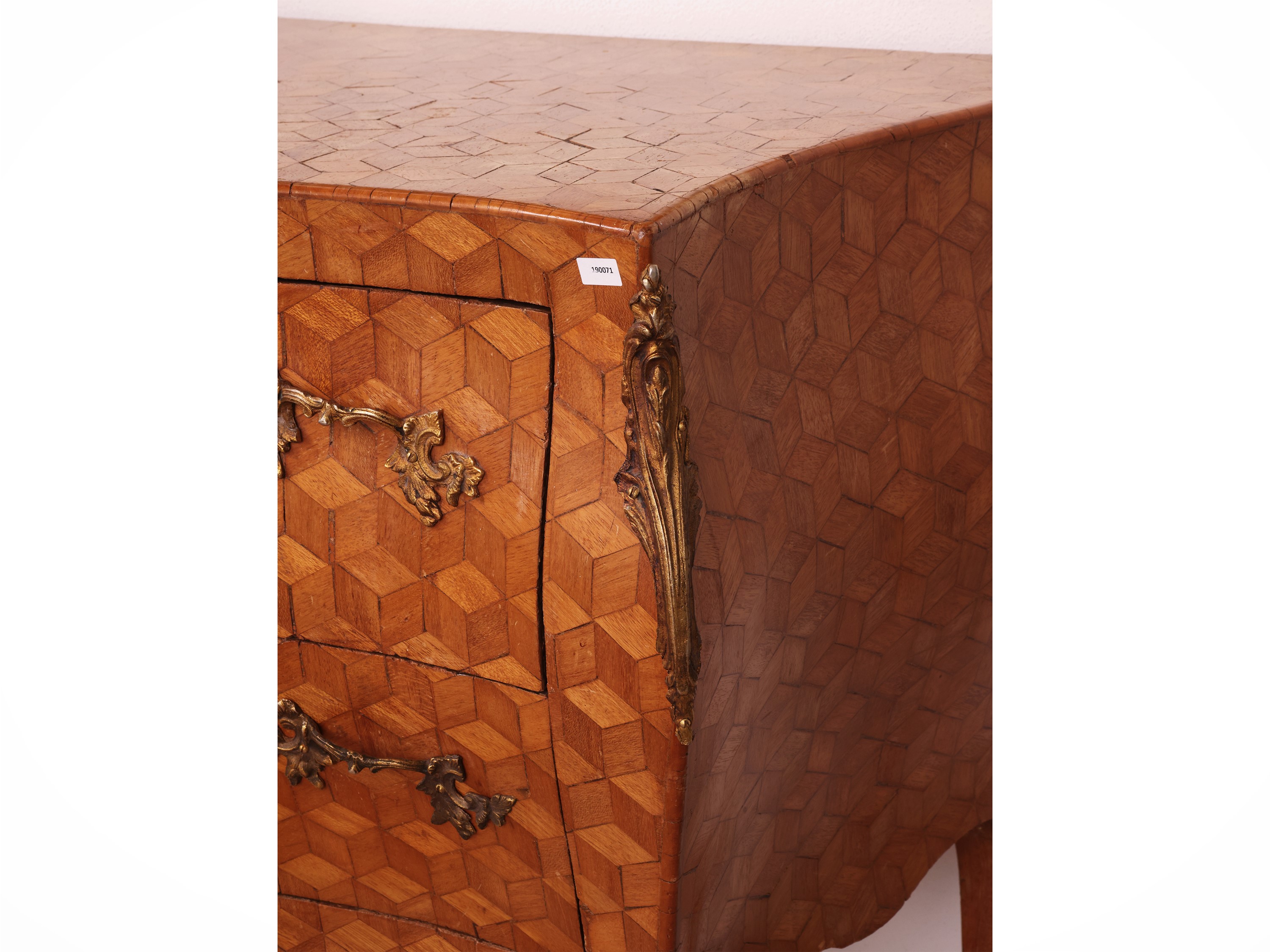 Cassettone intarsiato in stile francese del XVIII secolo, in marqueterie di legni di frutto, con ...