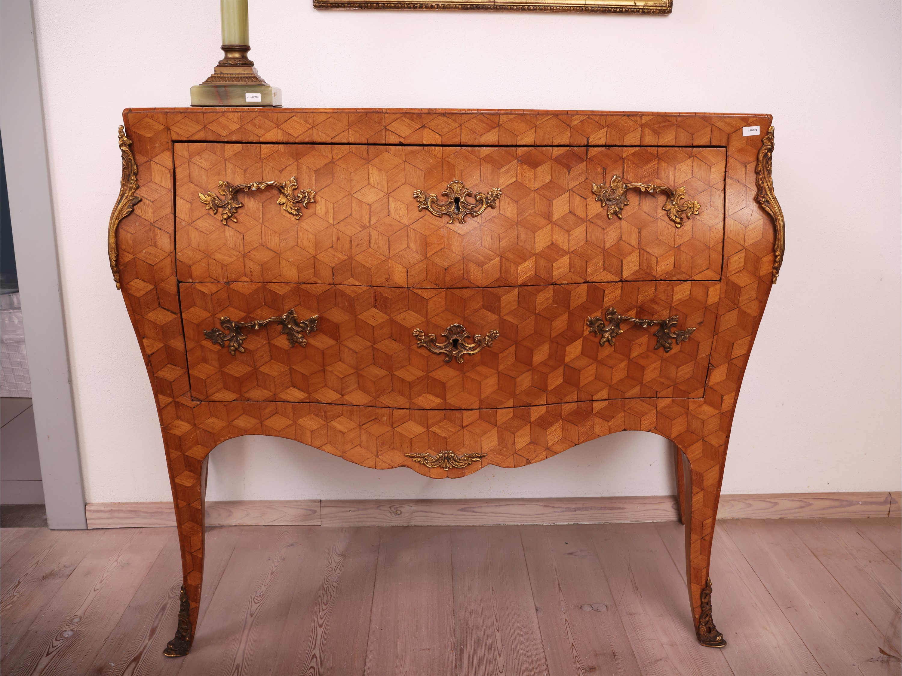 Cassettone intarsiato in stile francese del XVIII secolo, in marqueterie di legni di frutto, con ...