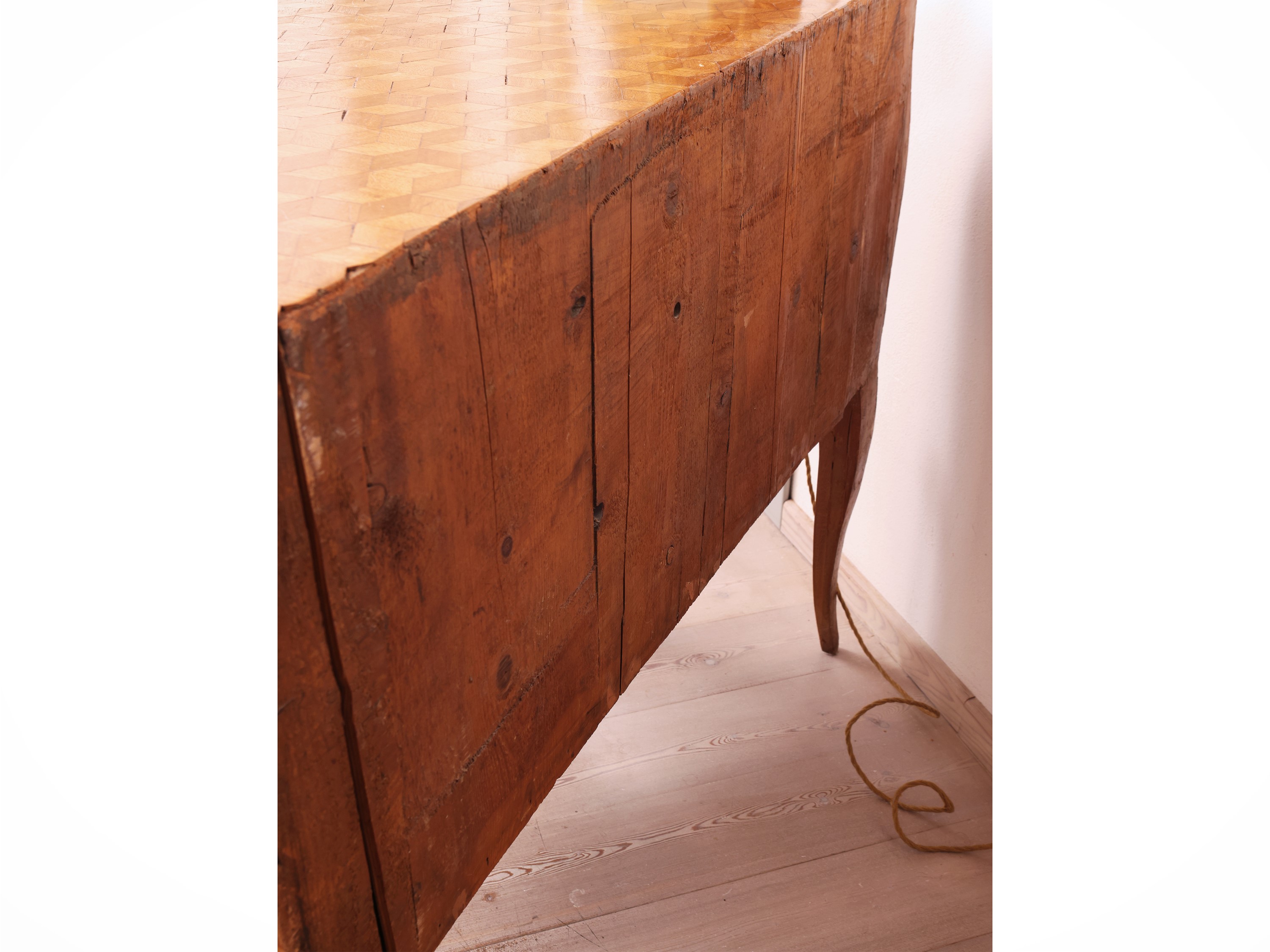 Cassettone intarsiato in stile francese del XVIII secolo, in marqueterie di legni di frutto, con ...