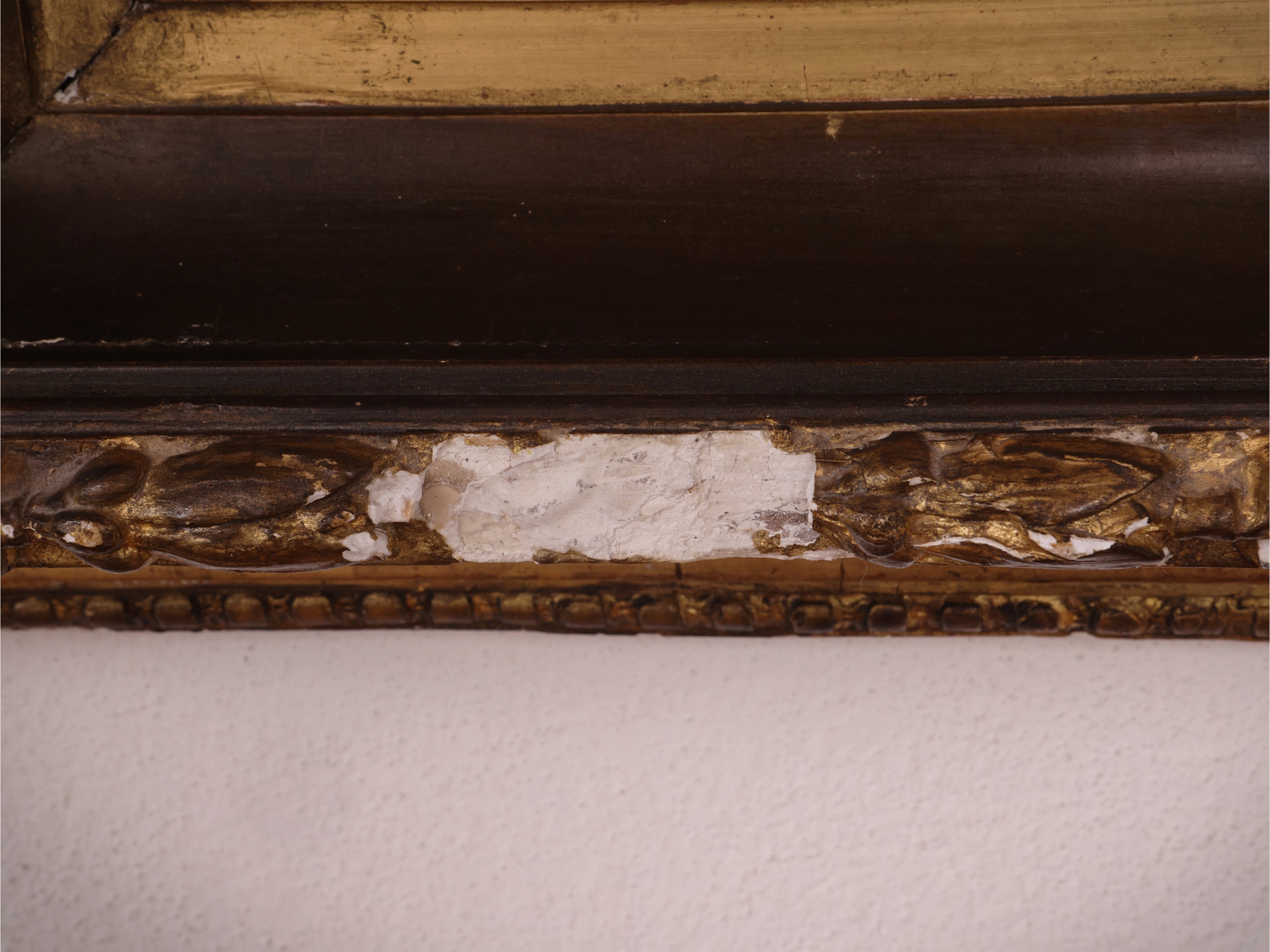 Cornice in legno con pastiglia dorata, decorazione a tralci vegetali (seconda metà XIX secolo)