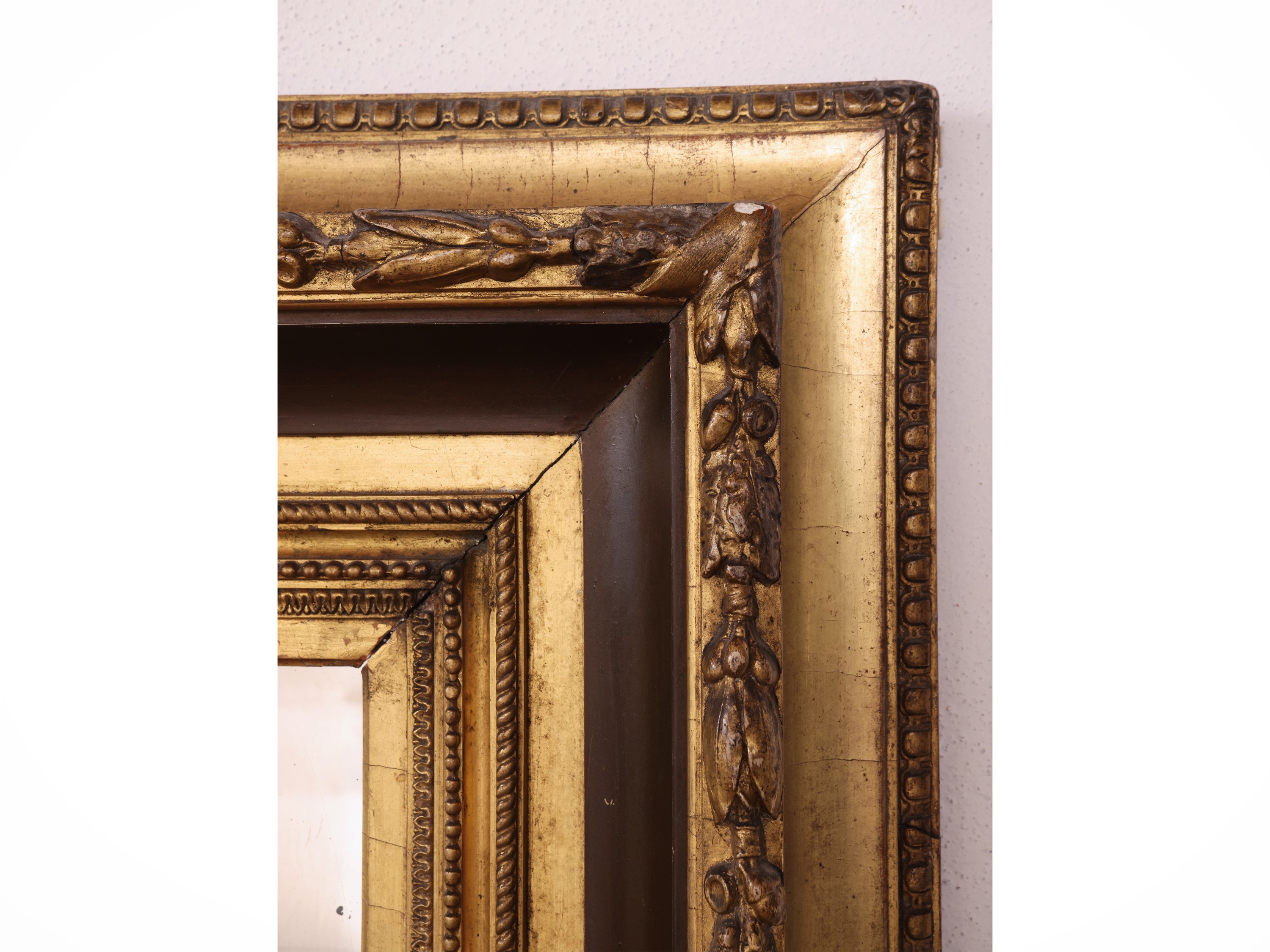 Cornice in legno con pastiglia dorata, decorazione a tralci vegetali (seconda metà XIX secolo)