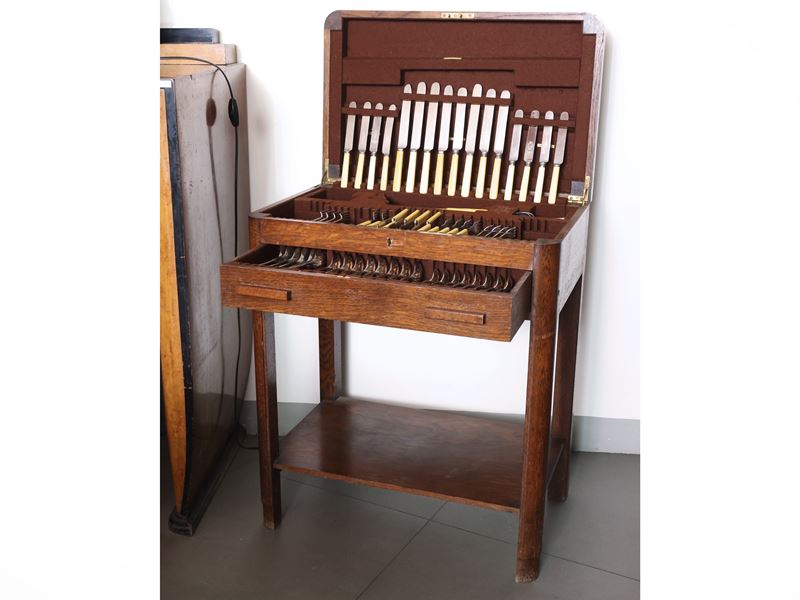 Mobile per posate in quercia, piano ad alzarsi e cassetto con vani portaposate