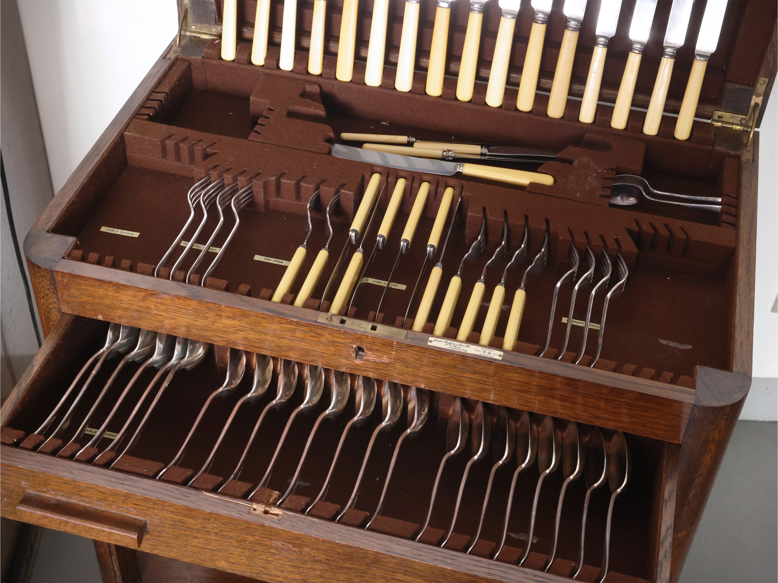 Mobile per posate in quercia, piano ad alzarsi e cassetto con vani portaposate