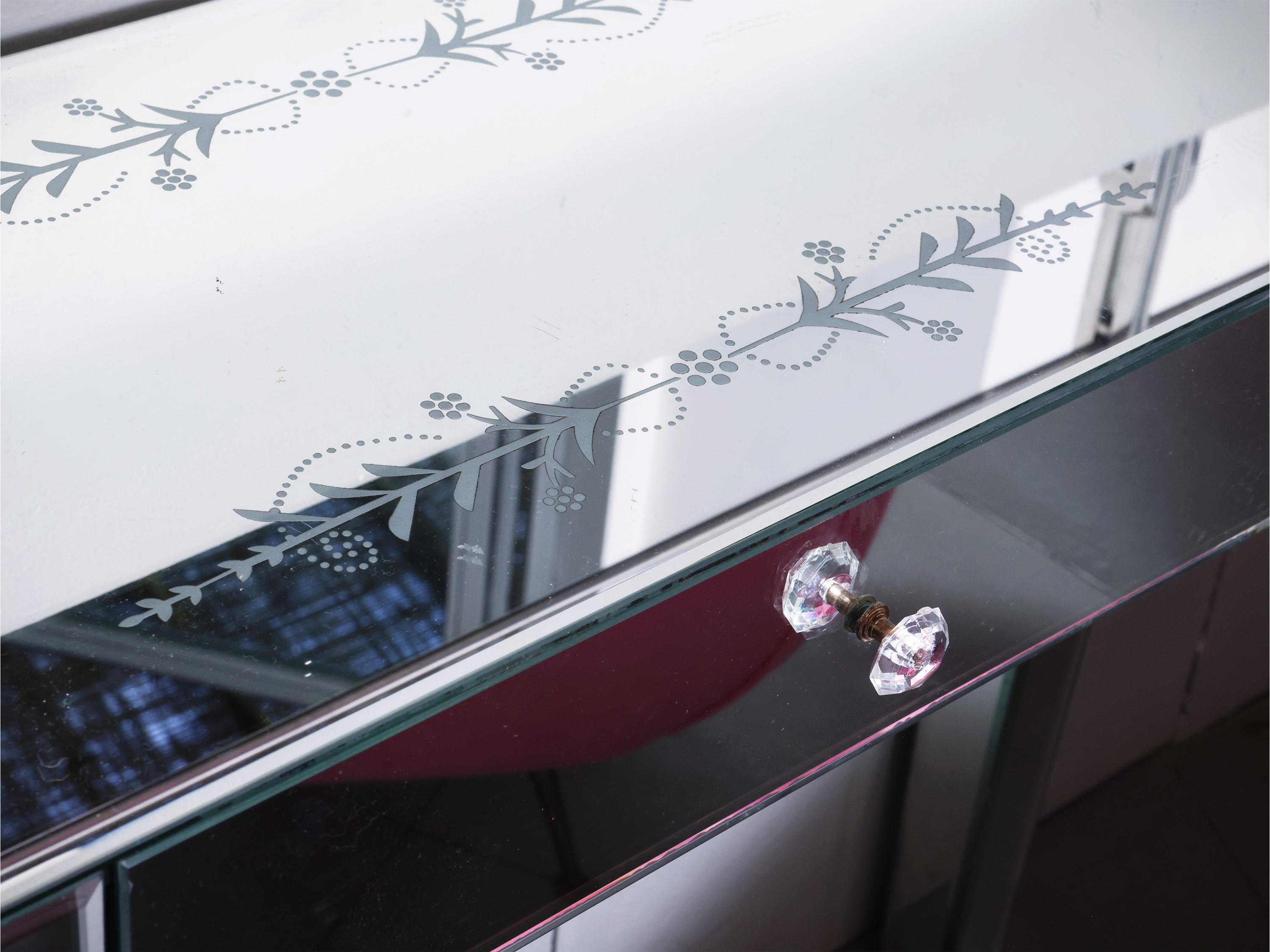 Console, rivestita in specchio, con decorazione a tralci floreali e cassetto