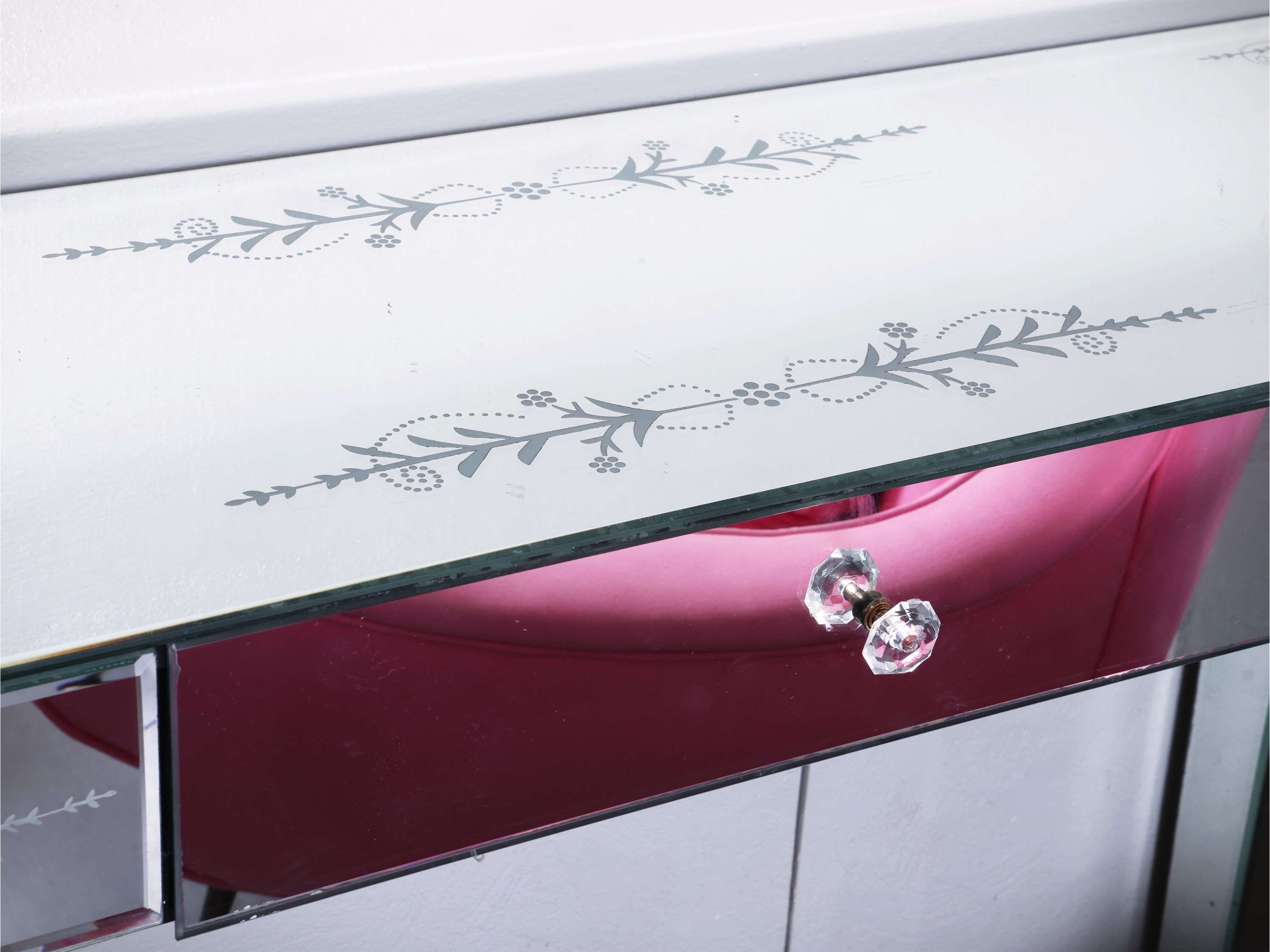 Console, rivestita in specchio, con decorazione a tralci floreali e cassetto