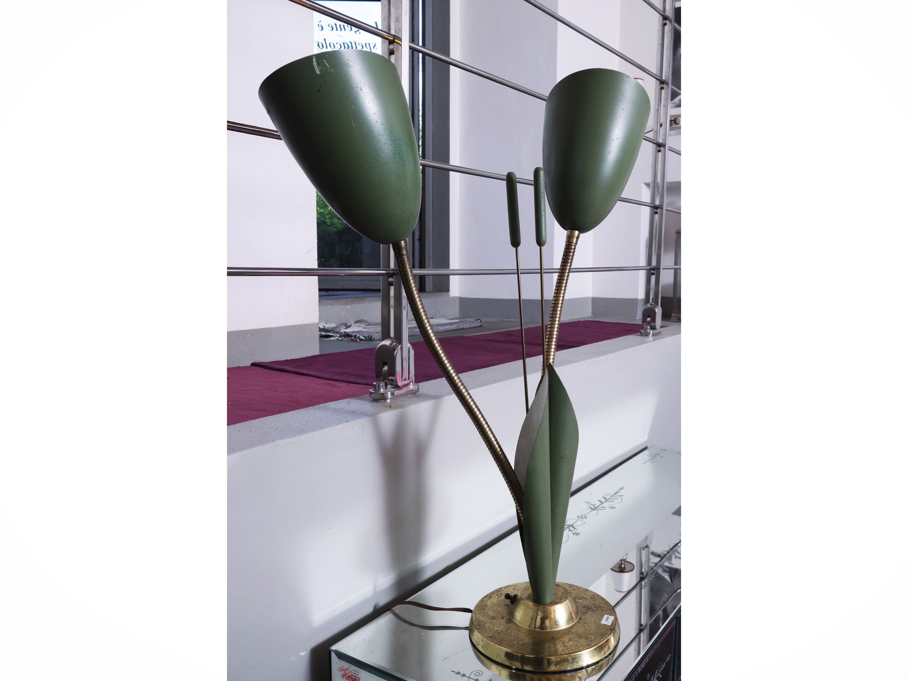 Lume da tavolo, bouquet di calle in ottone e ottone smaltato verde, anni Cinquanta