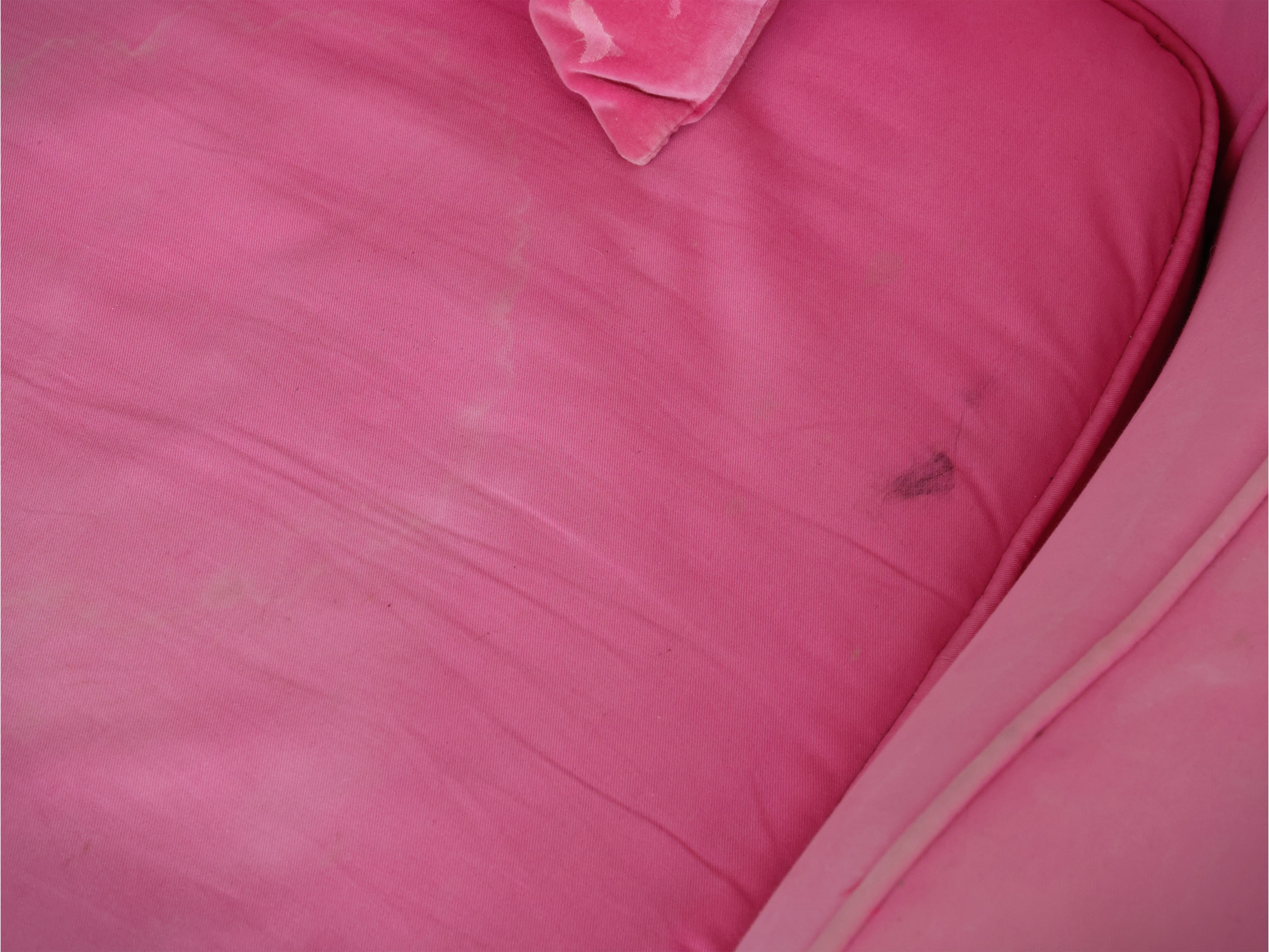 Coppia di poltrone imbottite rivestite in tessuto rosa, anni Cinquanta