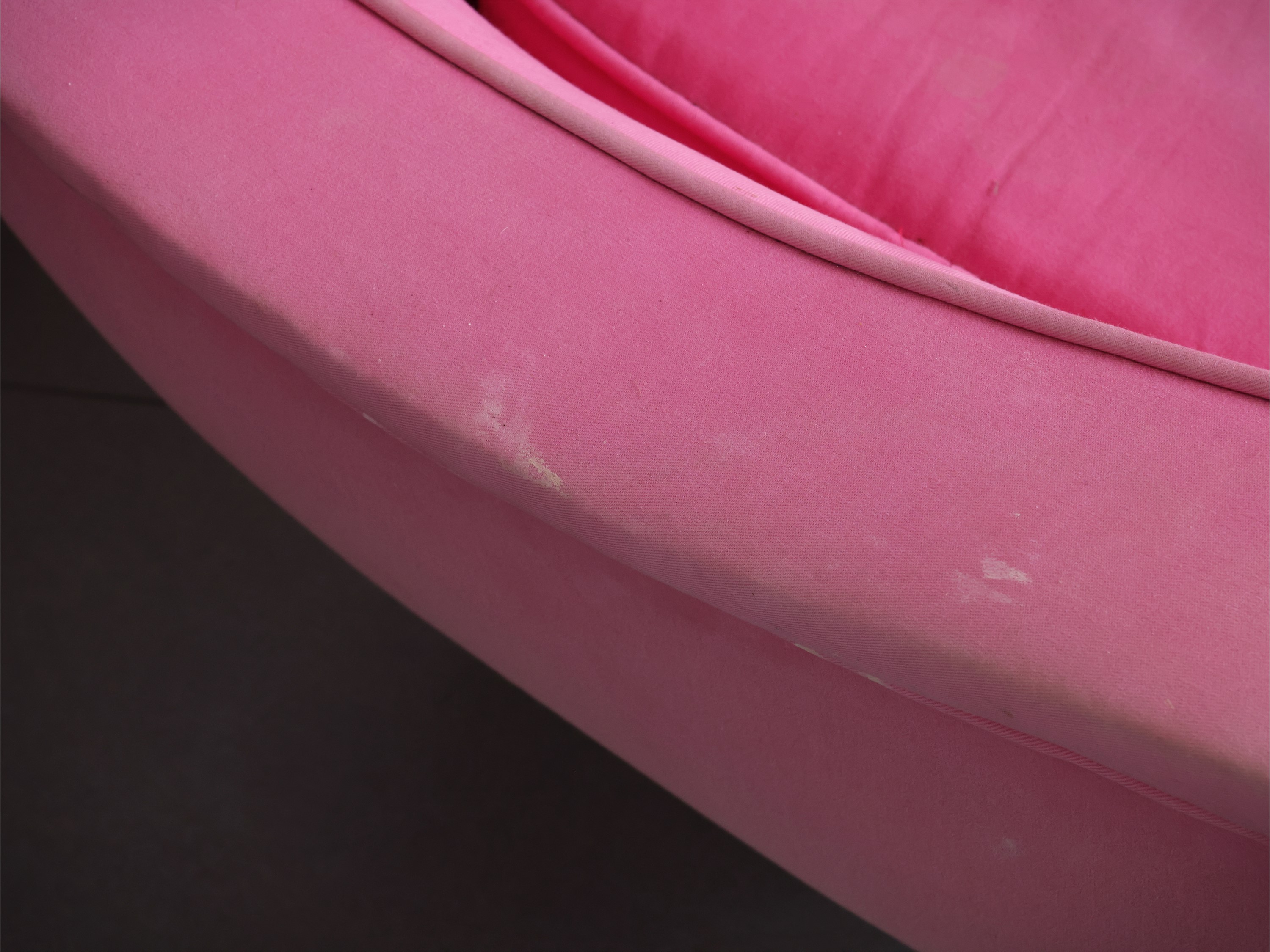 Coppia di poltrone imbottite rivestite in tessuto rosa, anni Cinquanta