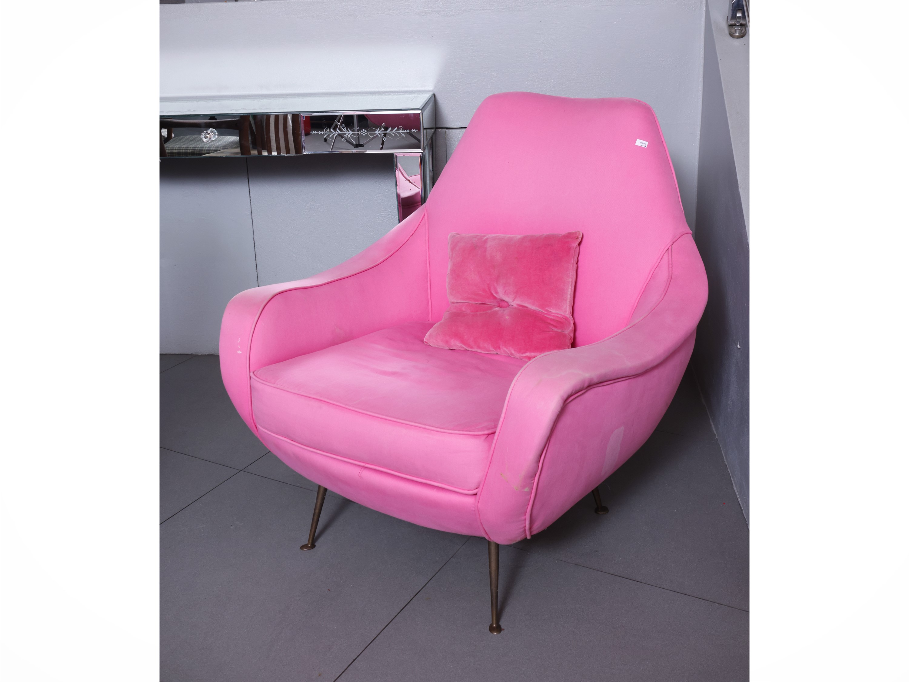 Coppia di poltrone imbottite rivestite in tessuto rosa, anni Cinquanta