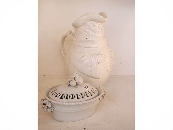 Due accessori in ceramica bianca da collezione