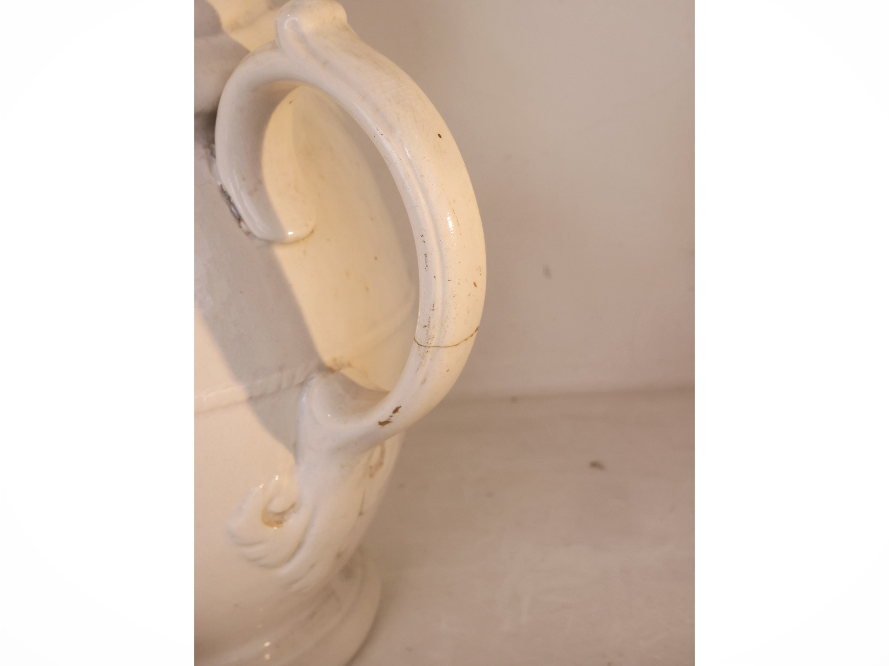Accessoristica in ceramica bianca modellata, brocca e scatola portaprofumi traforata (XIX/XX seco...
