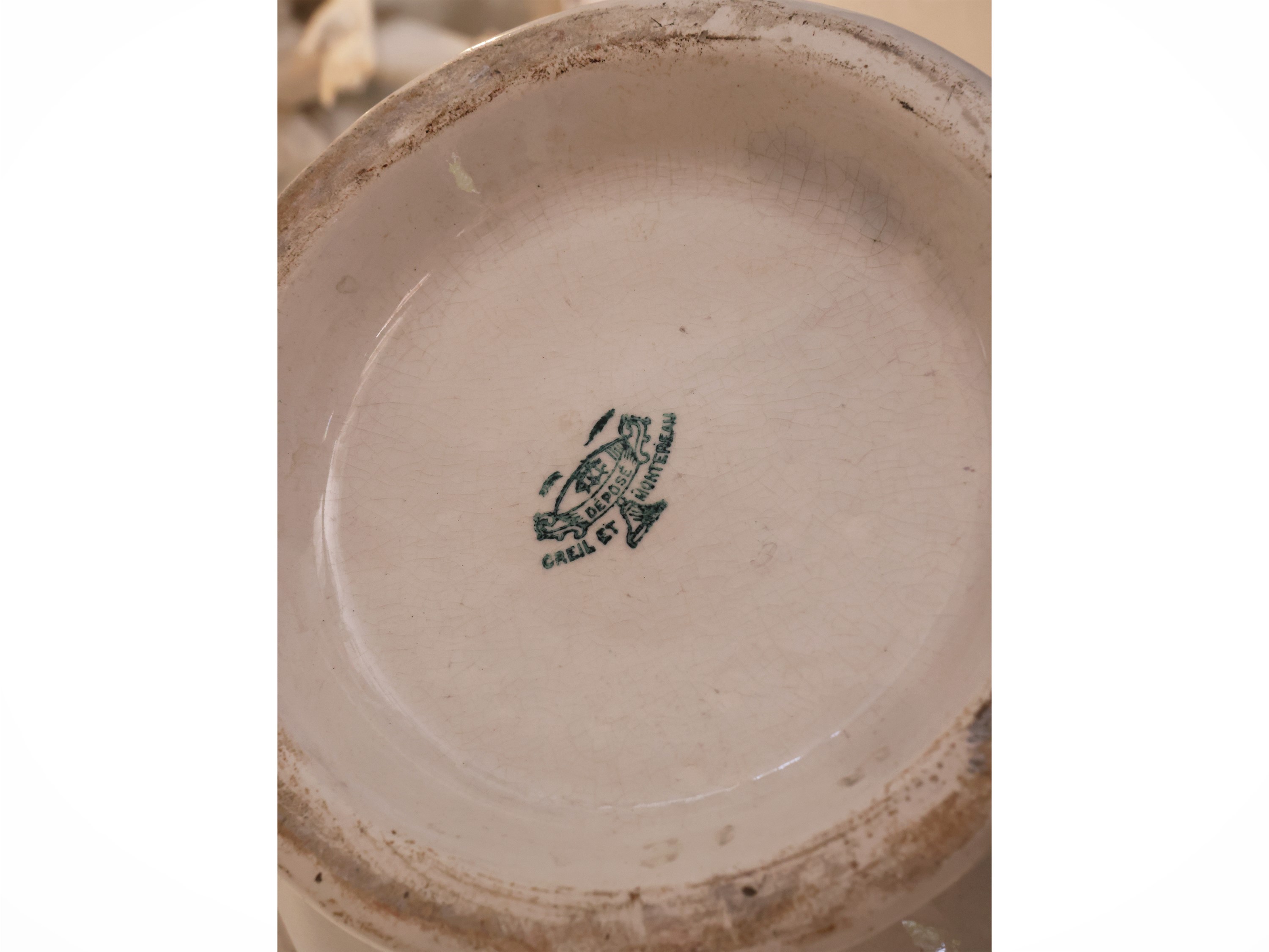 Accessoristica in ceramica bianca modellata, brocca e scatola portaprofumi traforata (XIX/XX seco...