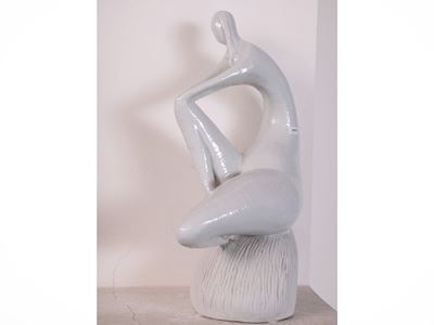 Scultura in ceramica bianca, figura femminile assisa