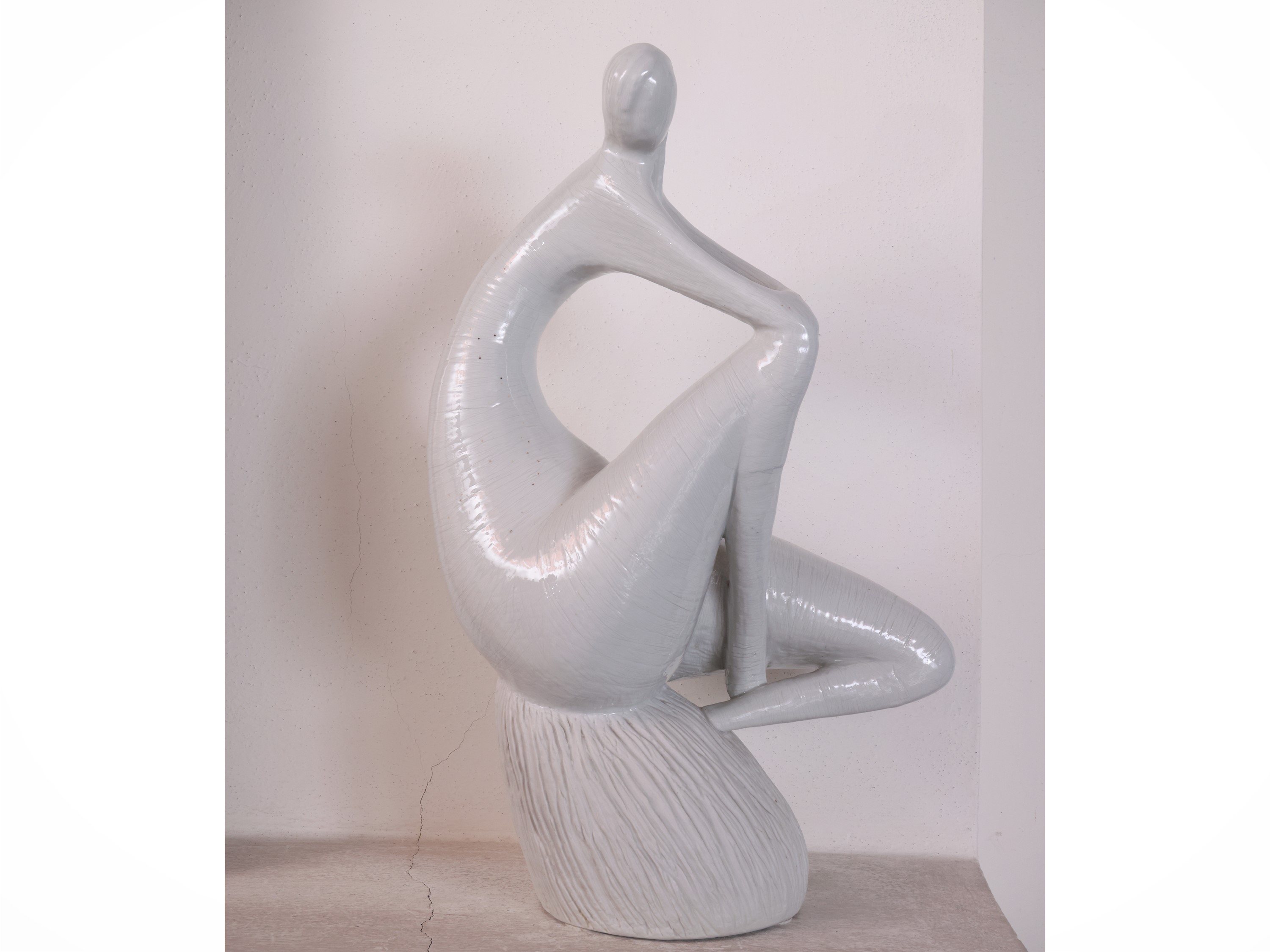 Scultura in ceramica bianca, figura femminile assisa