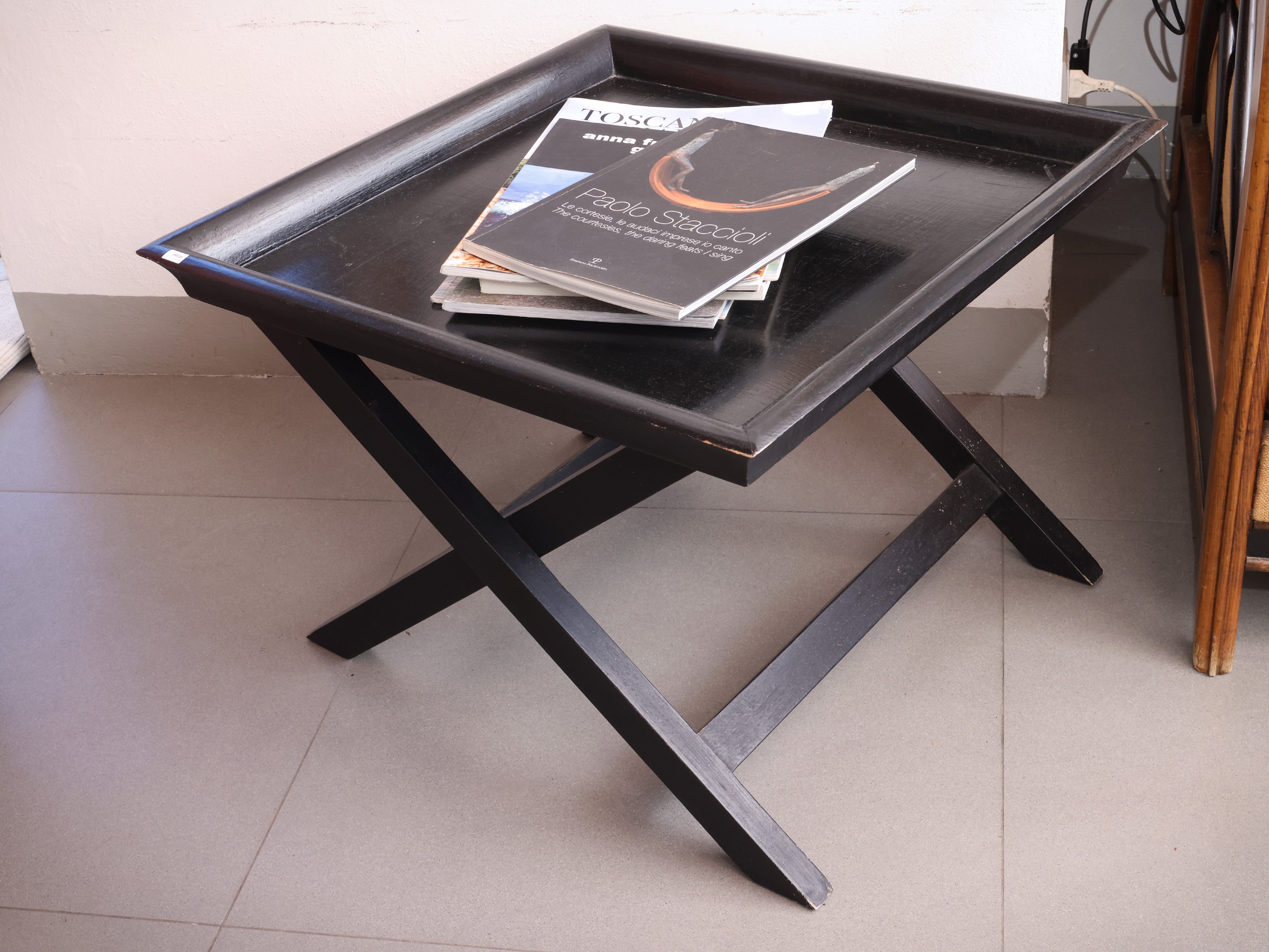 Tavolino a vassoio, legno laccato nero