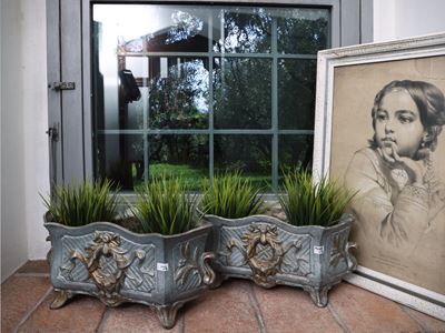Francia, Coppia di cachepot in ghisa dipinta, gusto Art Nouveau