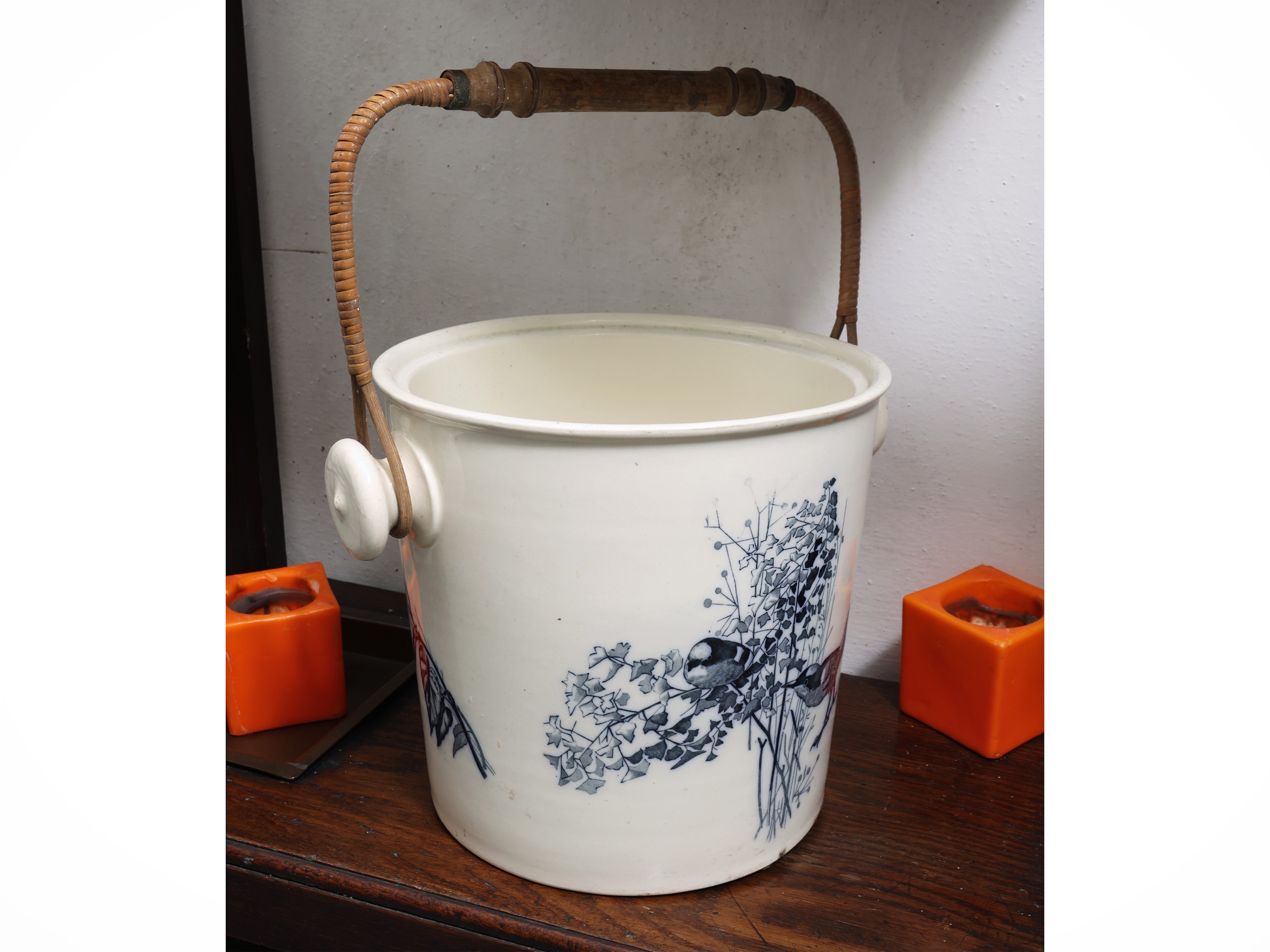 Cachepot in terraglia inglese, decorazione monocroma blu con volatili e presa centrale in vimini