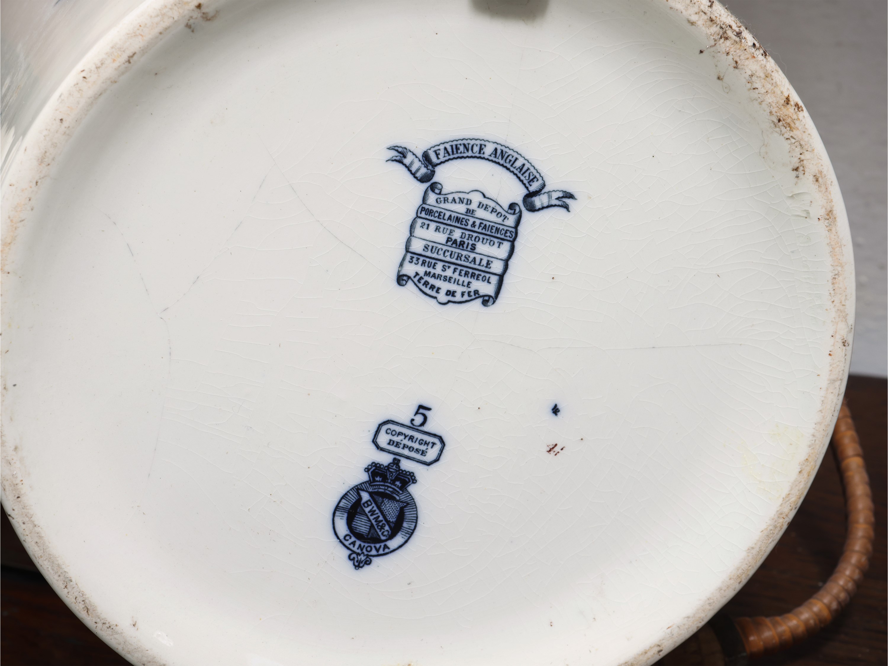 Cachepot in terraglia inglese, decorazione monocroma blu con volatili e presa centrale in vimini