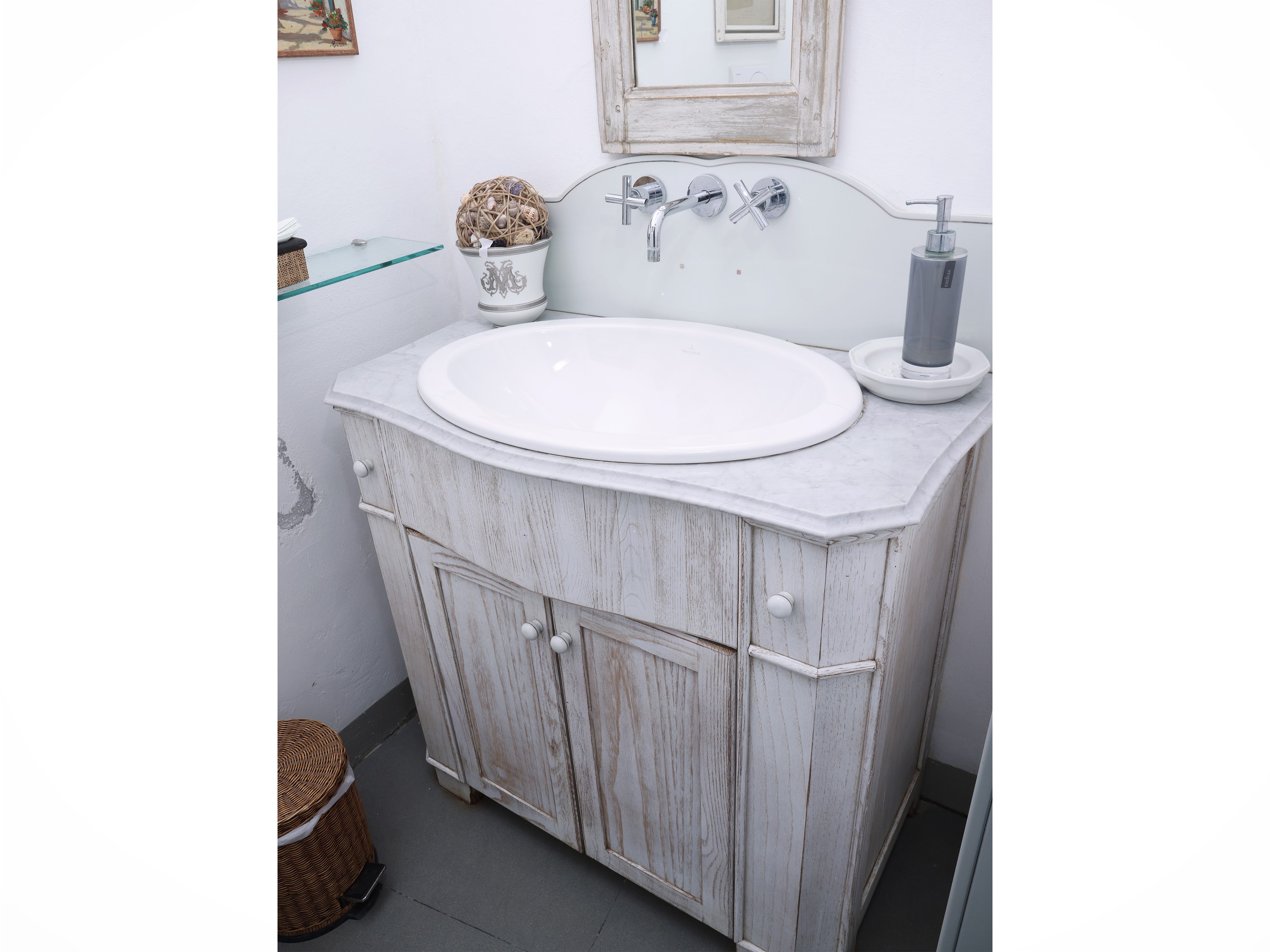 Set per sala da bagno, mobile lavabo in legno decapato grigio chiaro con piano in marmo e specchi...