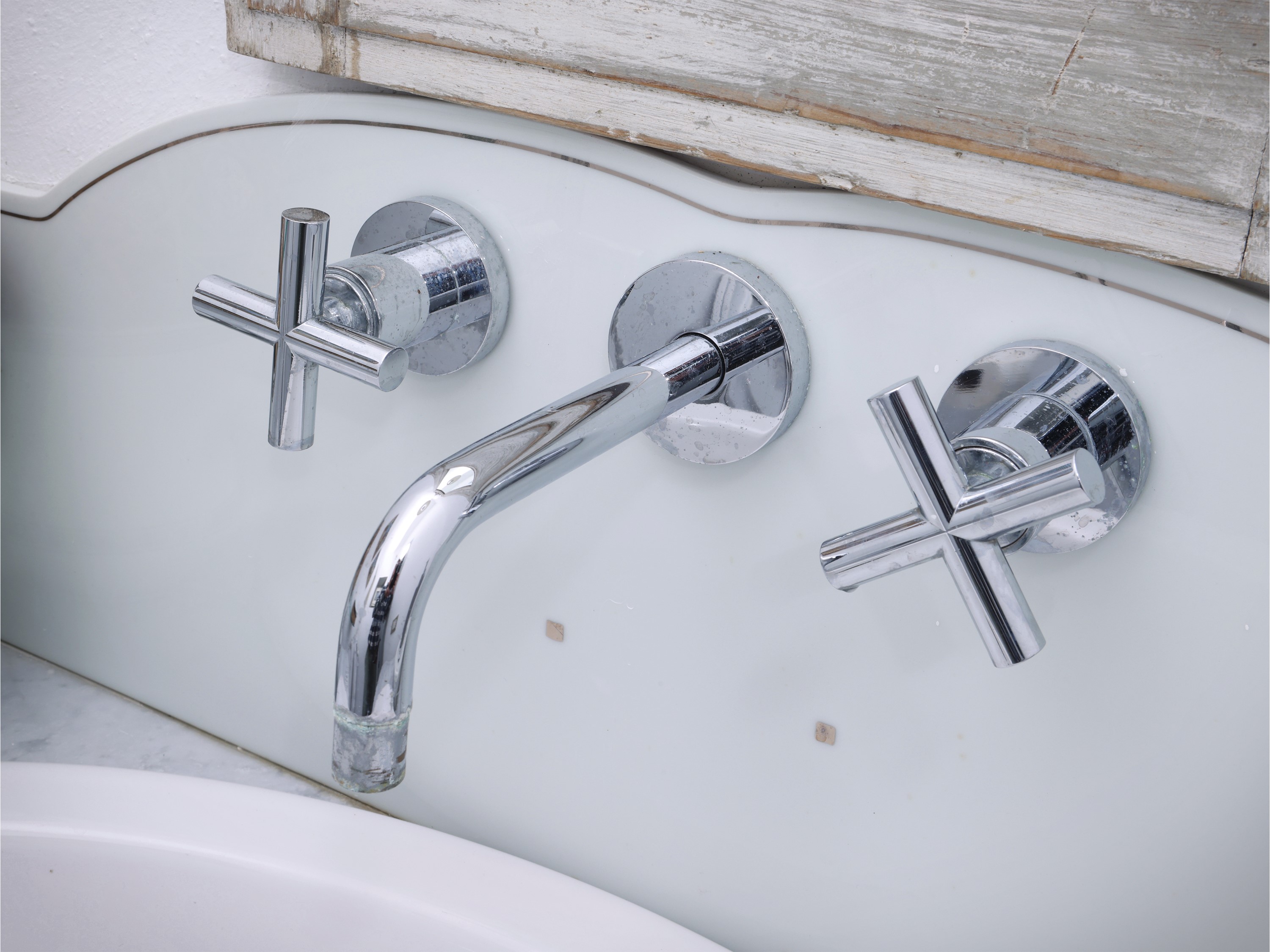 Set per sala da bagno, mobile lavabo in legno decapato grigio chiaro con piano in marmo e specchi...