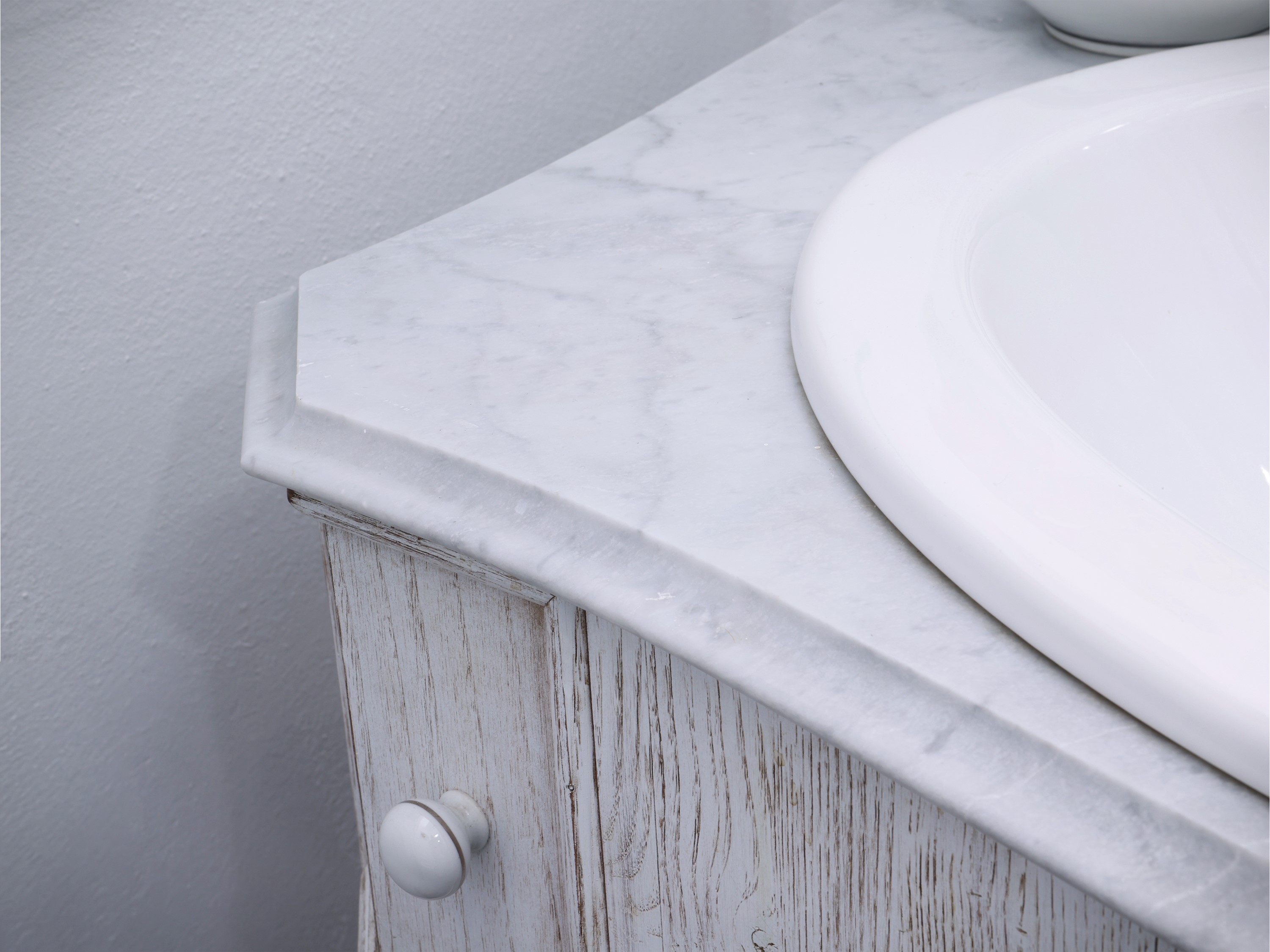 Set per sala da bagno, mobile lavabo in legno decapato grigio chiaro con piano in marmo e specchi...