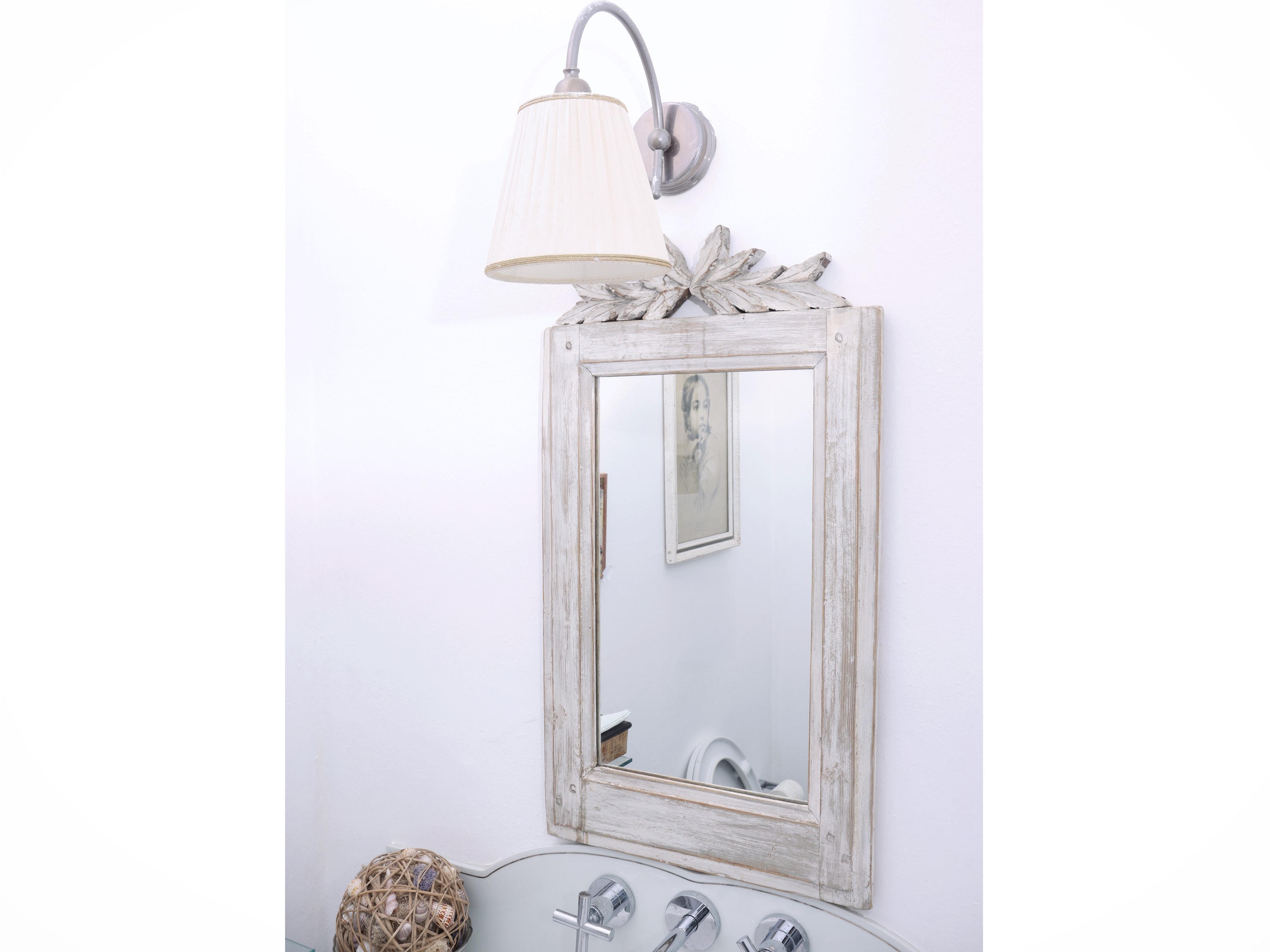 Set per sala da bagno, mobile lavabo in legno decapato grigio chiaro con piano in marmo e specchi...