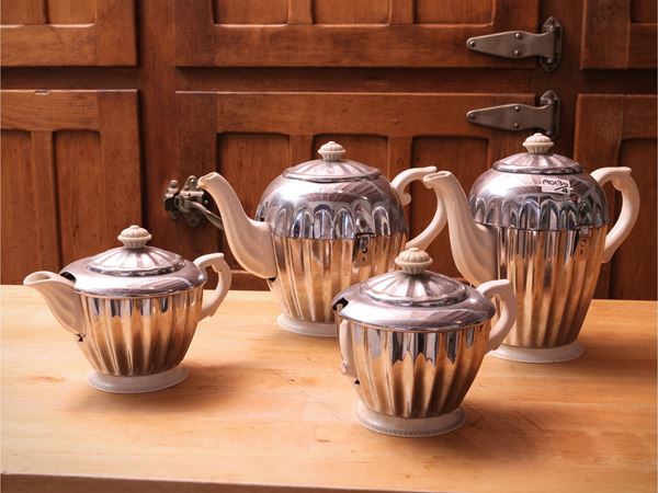 Set da tè e da caffè in metallo argentato e ceramica