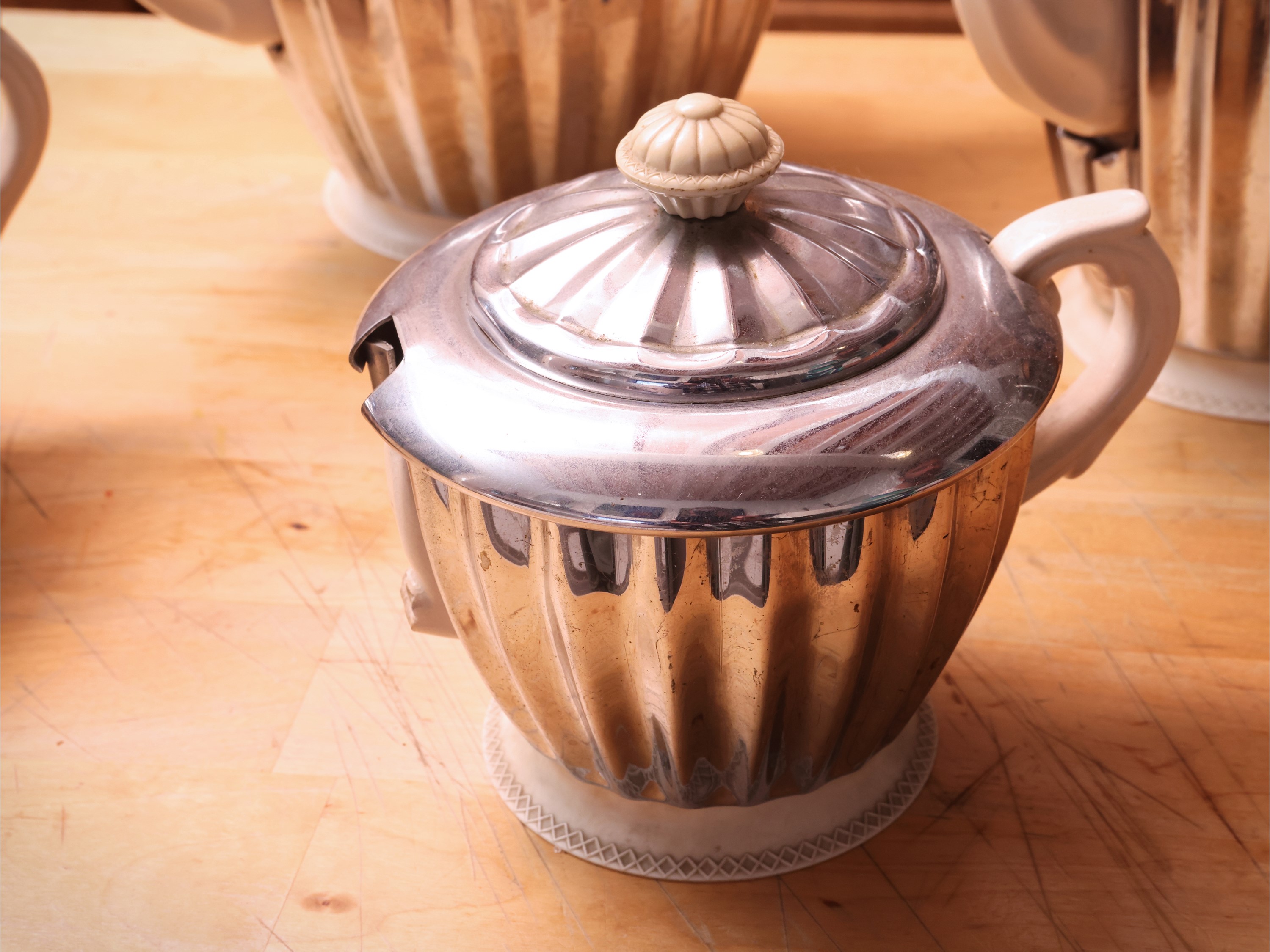 Inghilterra, inizio XX secolo, Set da tè e da caffè in metallo argentato e ceramica