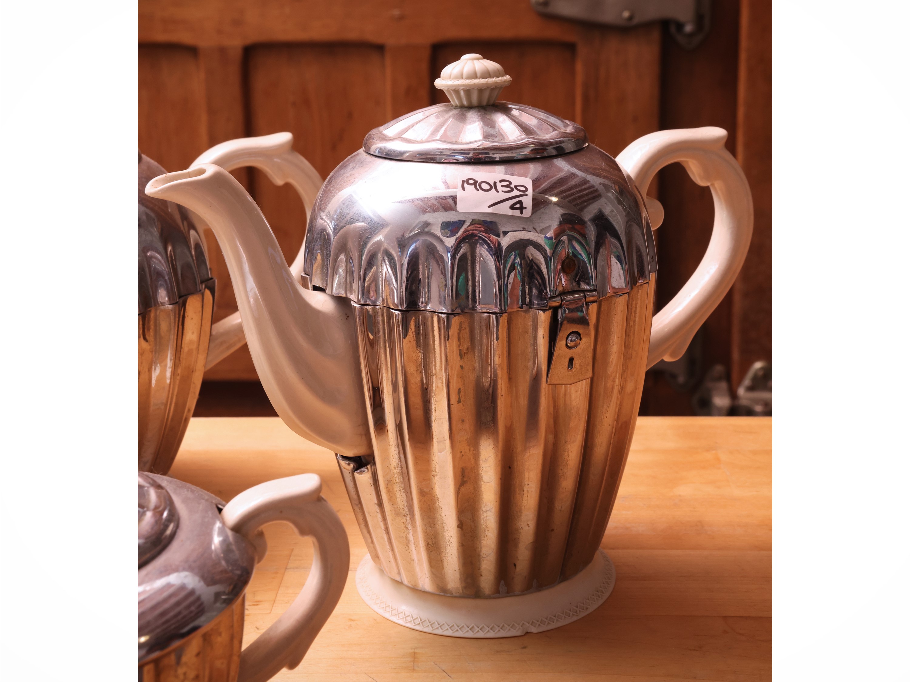 Inghilterra, inizio XX secolo, Set da tè e da caffè in metallo argentato e ceramica
