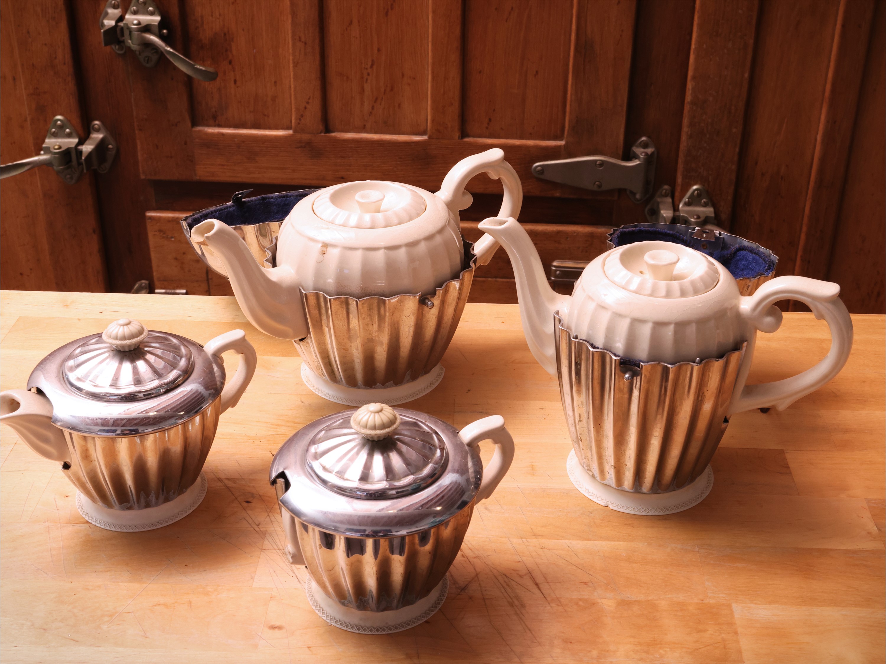 Inghilterra, inizio XX secolo, Set da tè e da caffè in metallo argentato e ceramica