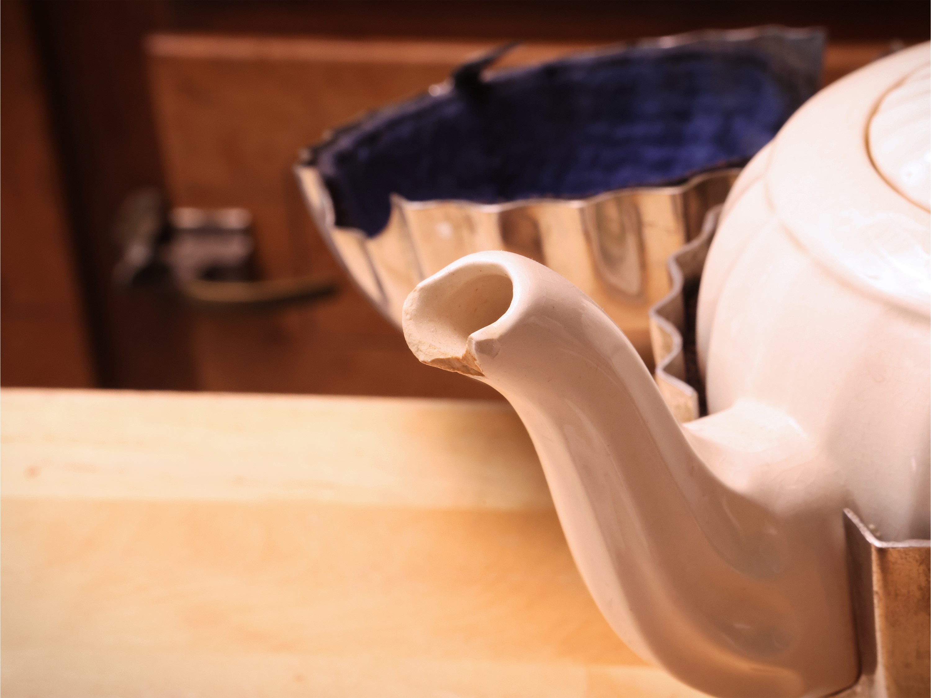 Inghilterra, inizio XX secolo, Set da tè e da caffè in metallo argentato e ceramica