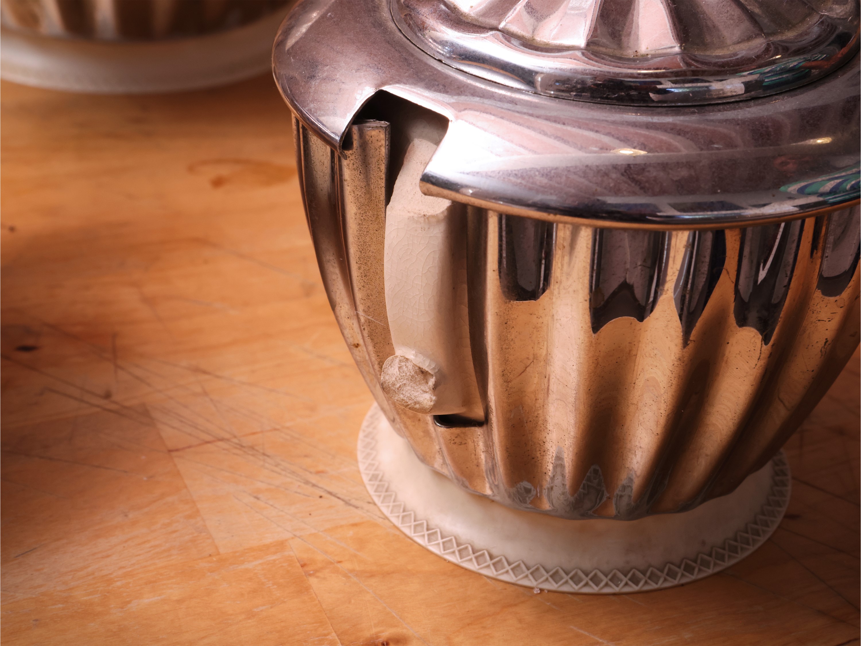Inghilterra, inizio XX secolo, Set da tè e da caffè in metallo argentato e ceramica
