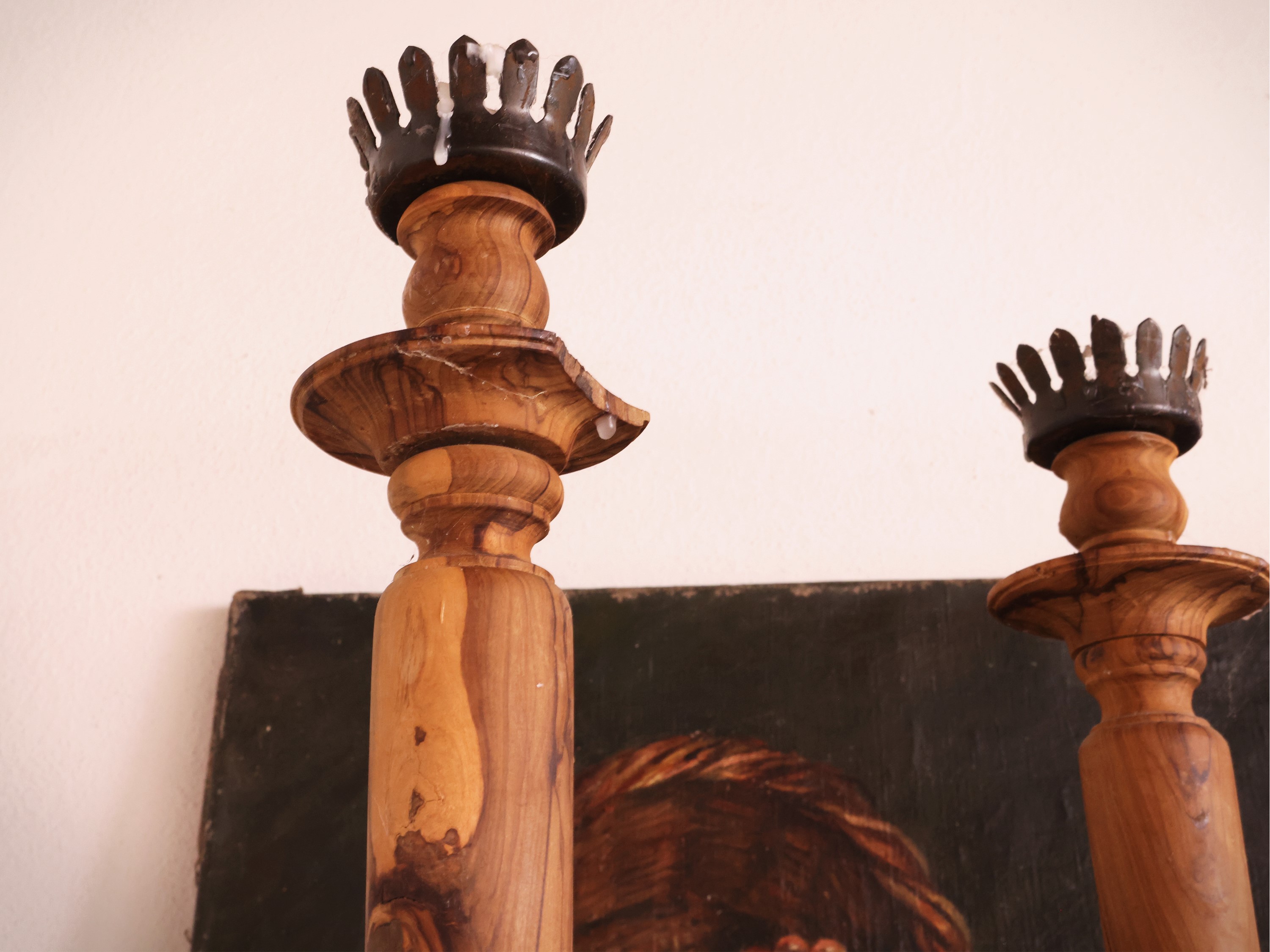 Dipinto a olio su tela raffigurante natura morta e torciere in legno (composizione di complementi...