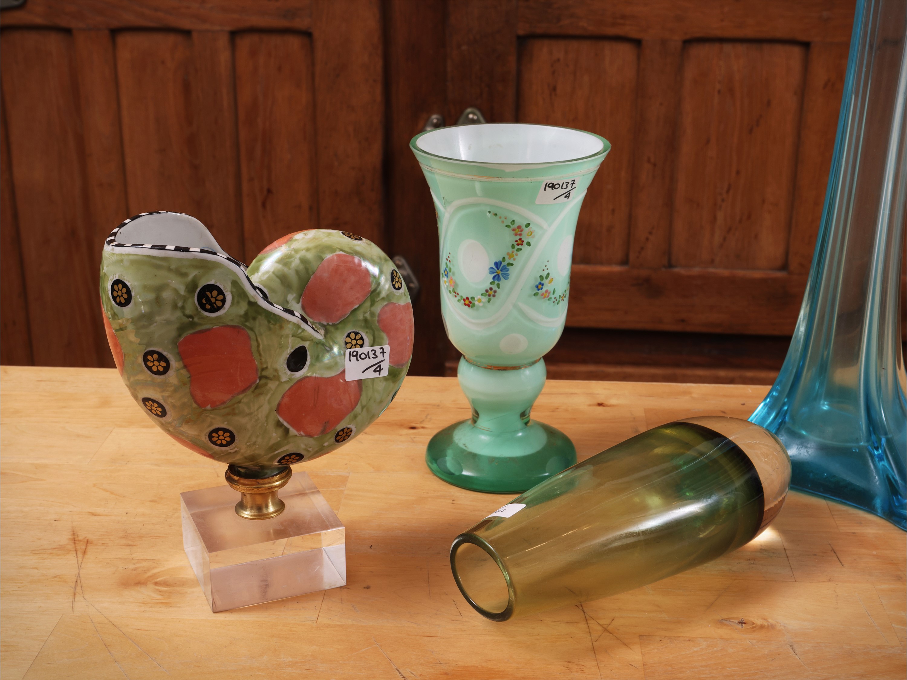 Quattro vasi da fiori, vetro pesante verde oliva e vetri decorati (h 18–53 cm)