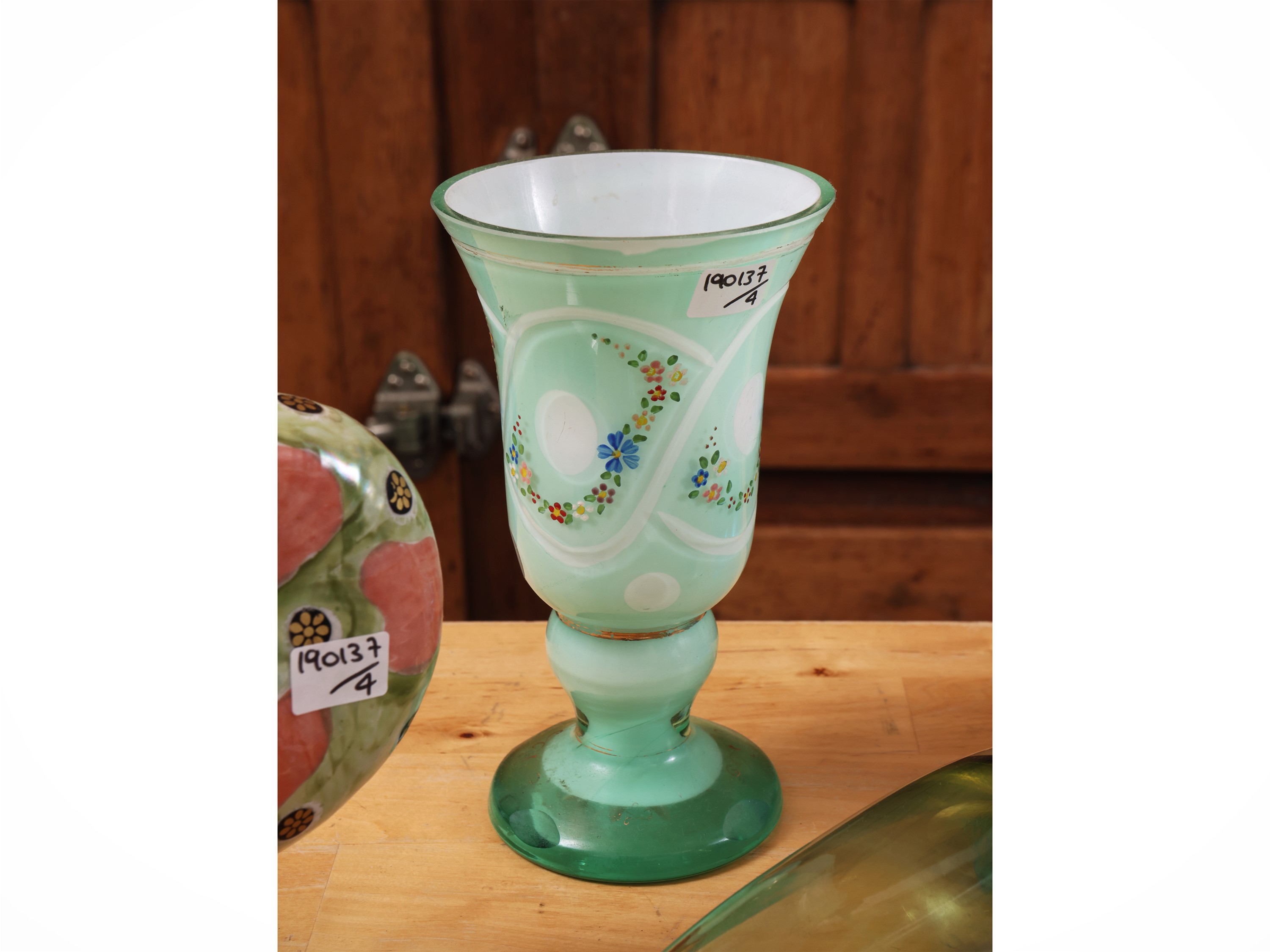 Quattro vasi da fiori, vetro pesante verde oliva e vetri decorati (h 18–53 cm)