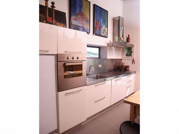 White lacquered laminate kitchen